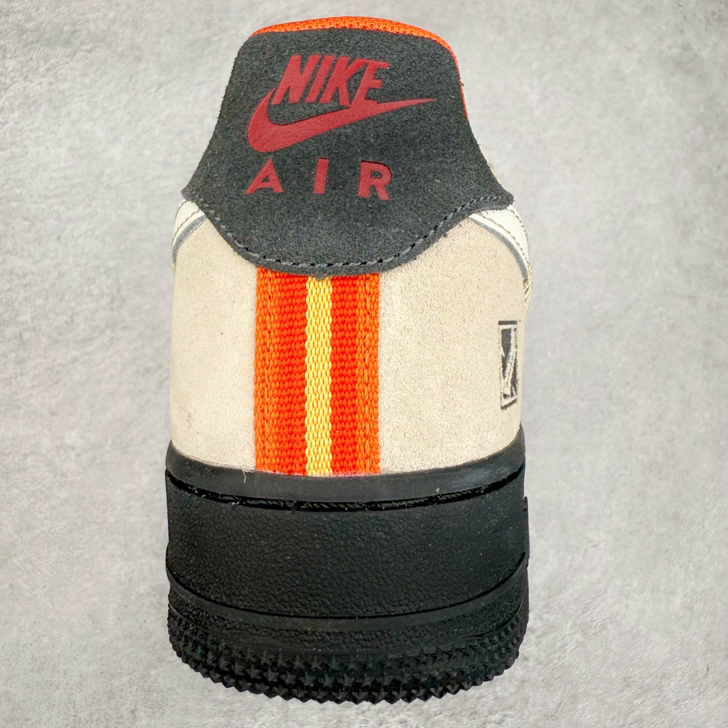 图片[8]-＃XT纯原 NK Air Force 1´07 Low 空军一号低帮百搭休闲运动板鞋 DZ5355-126 顶级批次 2022全新楦头鞋型 鱼鳞大底 历时开发三个月 清洁度完美 二维码鞋标 内置芯片及solo气垫 大底高度及其弧度依照正品 钢印 logo刺绣 鞋口弧度 鞋头长度 鞋面冲孔 鞋垫背胶及钢印 完美鞋型对比正品 每一处都是细节满满 柔软、弹性十足的缓震性能和出色的中底设计 横跨复古与现代的外型结合 造就出风靡全球 三十多年的Force 1 直到今天还深受青睐 实拍调校N版已经零色差零失真 百分百还原实物色彩所见即所得 不存在货不对板色差等低级问题 选购参考实物拍摄 不混卖不参货 只用心做好货严格选品 承诺混一赔十 尺码：36 36.5 37.5 38 38.5 39 40 40.5 41 42 42.5 43 44 44.5 45-选品中心