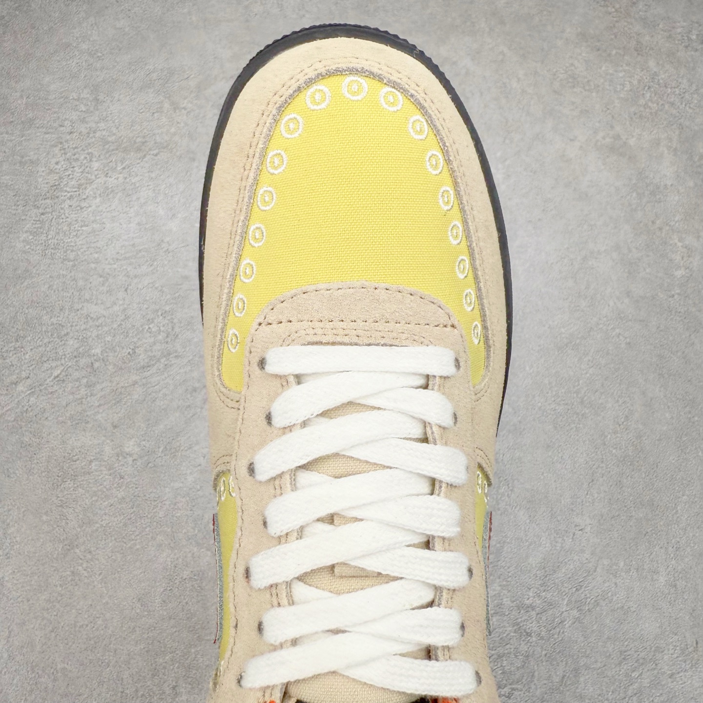 图片[4]-＃XT纯原 NK Air Force 1´07 Low 空军一号低帮百搭休闲运动板鞋 DZ5355-126 顶级批次 2022全新楦头鞋型 鱼鳞大底 历时开发三个月 清洁度完美 二维码鞋标 内置芯片及solo气垫 大底高度及其弧度依照正品 钢印 logo刺绣 鞋口弧度 鞋头长度 鞋面冲孔 鞋垫背胶及钢印 完美鞋型对比正品 每一处都是细节满满 柔软、弹性十足的缓震性能和出色的中底设计 横跨复古与现代的外型结合 造就出风靡全球 三十多年的Force 1 直到今天还深受青睐 实拍调校N版已经零色差零失真 百分百还原实物色彩所见即所得 不存在货不对板色差等低级问题 选购参考实物拍摄 不混卖不参货 只用心做好货严格选品 承诺混一赔十 尺码：36 36.5 37.5 38 38.5 39 40 40.5 41 42 42.5 43 44 44.5 45-选品中心