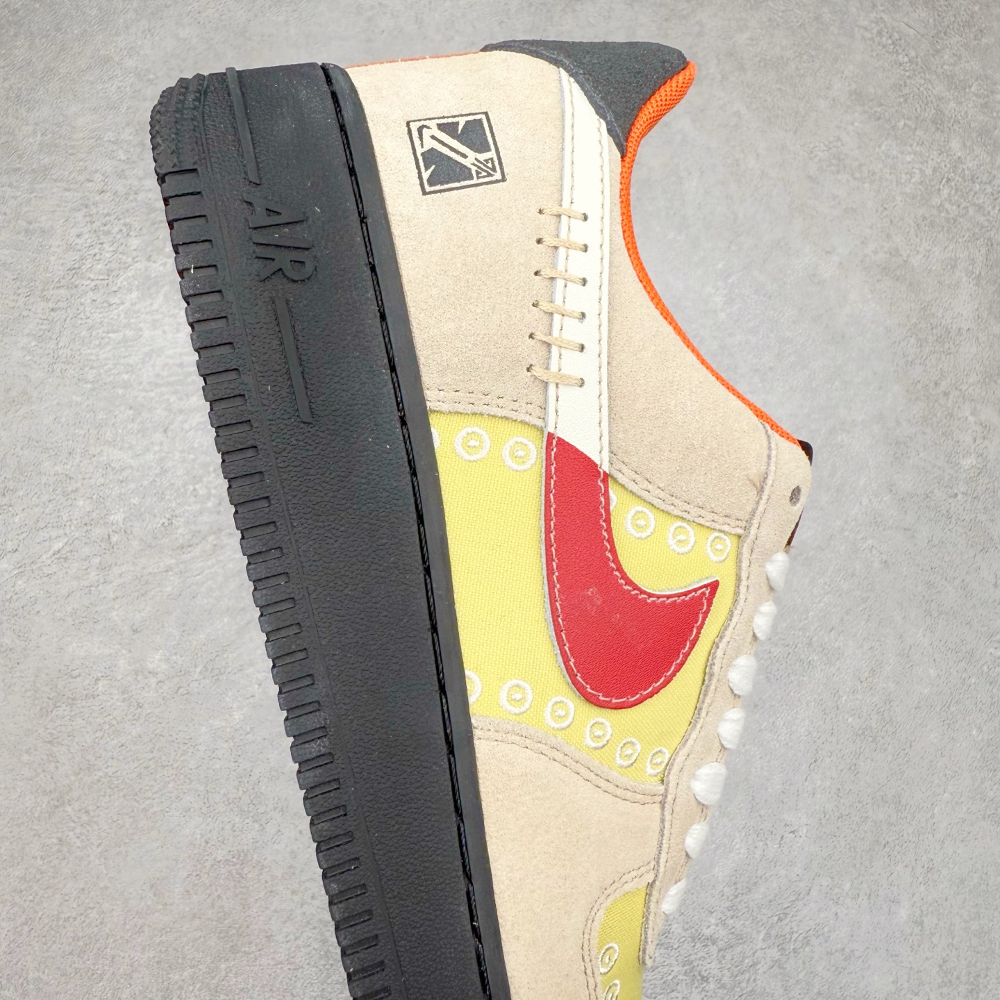 图片[6]-＃XT纯原 NK Air Force 1´07 Low 空军一号低帮百搭休闲运动板鞋 DZ5355-126 顶级批次 2022全新楦头鞋型 鱼鳞大底 历时开发三个月 清洁度完美 二维码鞋标 内置芯片及solo气垫 大底高度及其弧度依照正品 钢印 logo刺绣 鞋口弧度 鞋头长度 鞋面冲孔 鞋垫背胶及钢印 完美鞋型对比正品 每一处都是细节满满 柔软、弹性十足的缓震性能和出色的中底设计 横跨复古与现代的外型结合 造就出风靡全球 三十多年的Force 1 直到今天还深受青睐 实拍调校N版已经零色差零失真 百分百还原实物色彩所见即所得 不存在货不对板色差等低级问题 选购参考实物拍摄 不混卖不参货 只用心做好货严格选品 承诺混一赔十 尺码：36 36.5 37.5 38 38.5 39 40 40.5 41 42 42.5 43 44 44.5 45-选品中心