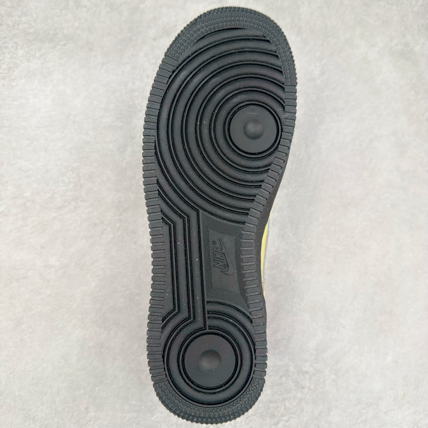 图片[9]-＃XT纯原 NK Air Force 1´07 Low 空军一号低帮百搭休闲运动板鞋 DZ5355-126 顶级批次 2022全新楦头鞋型 鱼鳞大底 历时开发三个月 清洁度完美 二维码鞋标 内置芯片及solo气垫 大底高度及其弧度依照正品 钢印 logo刺绣 鞋口弧度 鞋头长度 鞋面冲孔 鞋垫背胶及钢印 完美鞋型对比正品 每一处都是细节满满 柔软、弹性十足的缓震性能和出色的中底设计 横跨复古与现代的外型结合 造就出风靡全球 三十多年的Force 1 直到今天还深受青睐 实拍调校N版已经零色差零失真 百分百还原实物色彩所见即所得 不存在货不对板色差等低级问题 选购参考实物拍摄 不混卖不参货 只用心做好货严格选品 承诺混一赔十 尺码：36 36.5 37.5 38 38.5 39 40 40.5 41 42 42.5 43 44 44.5 45-选品中心