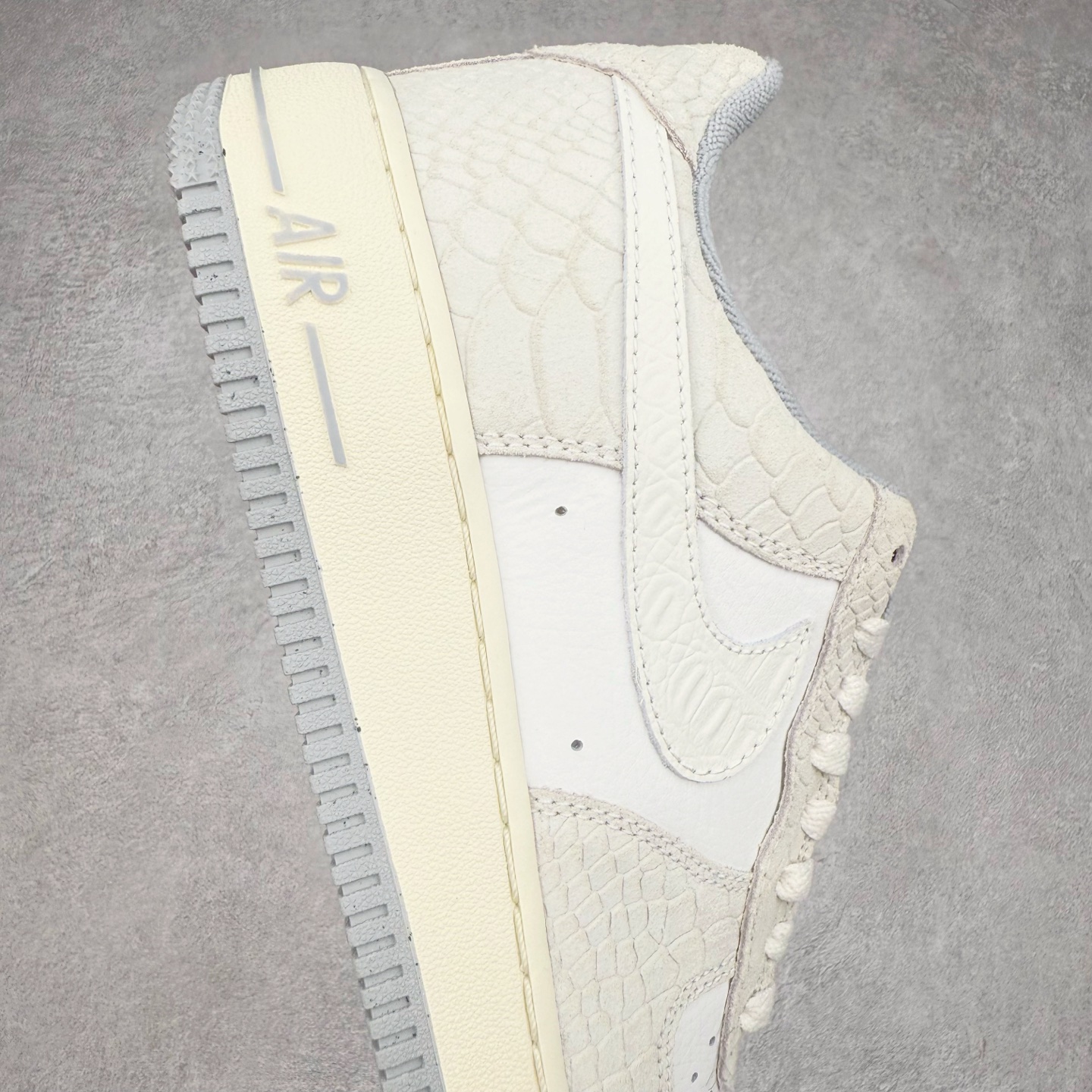 图片[6]-＃XT纯原 NK Air Force 1´07 Low 空军一号低帮百搭休闲运动板鞋 DX2678-100 顶级批次 2022全新楦头鞋型 鱼鳞大底 历时开发三个月 清洁度完美 二维码鞋标 内置芯片及solo气垫 大底高度及其弧度依照正品 钢印 logo刺绣 鞋口弧度 鞋头长度 鞋面冲孔 鞋垫背胶及钢印 完美鞋型对比正品 每一处都是细节满满 柔软、弹性十足的缓震性能和出色的中底设计 横跨复古与现代的外型结合 造就出风靡全球 三十多年的Force 1 直到今天还深受青睐 实拍调校N版已经零色差零失真 百分百还原实物色彩所见即所得 不存在货不对板色差等低级问题 选购参考实物拍摄 不混卖不参货 只用心做好货严格选品 承诺混一赔十 尺码：36 36.5 37.5 38 38.5 39 40 40.5 41 42 42.5 43 44 44.5 45-选品中心