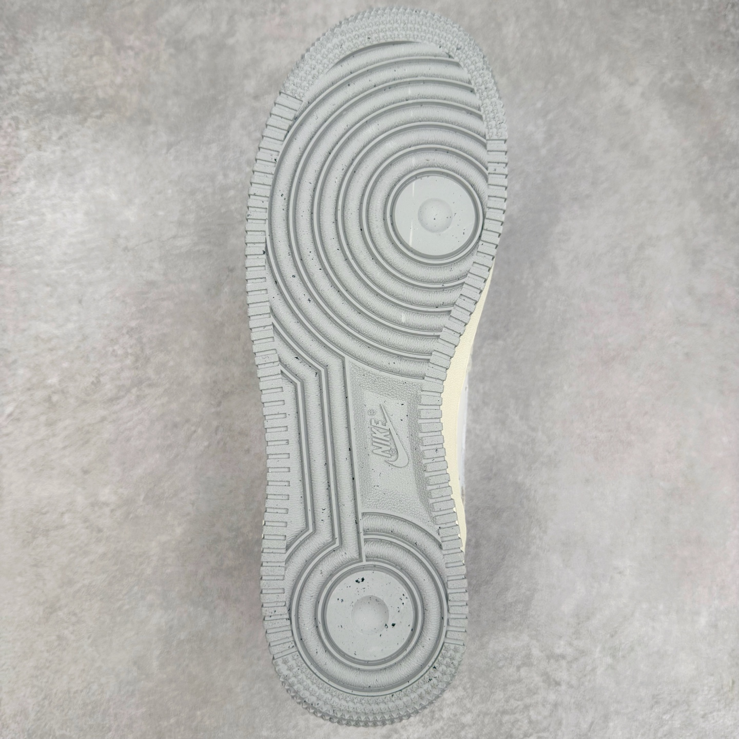 图片[9]-＃XT纯原 NK Air Force 1´07 Low 空军一号低帮百搭休闲运动板鞋 DX2678-100 顶级批次 2022全新楦头鞋型 鱼鳞大底 历时开发三个月 清洁度完美 二维码鞋标 内置芯片及solo气垫 大底高度及其弧度依照正品 钢印 logo刺绣 鞋口弧度 鞋头长度 鞋面冲孔 鞋垫背胶及钢印 完美鞋型对比正品 每一处都是细节满满 柔软、弹性十足的缓震性能和出色的中底设计 横跨复古与现代的外型结合 造就出风靡全球 三十多年的Force 1 直到今天还深受青睐 实拍调校N版已经零色差零失真 百分百还原实物色彩所见即所得 不存在货不对板色差等低级问题 选购参考实物拍摄 不混卖不参货 只用心做好货严格选品 承诺混一赔十 尺码：36 36.5 37.5 38 38.5 39 40 40.5 41 42 42.5 43 44 44.5 45-选品中心