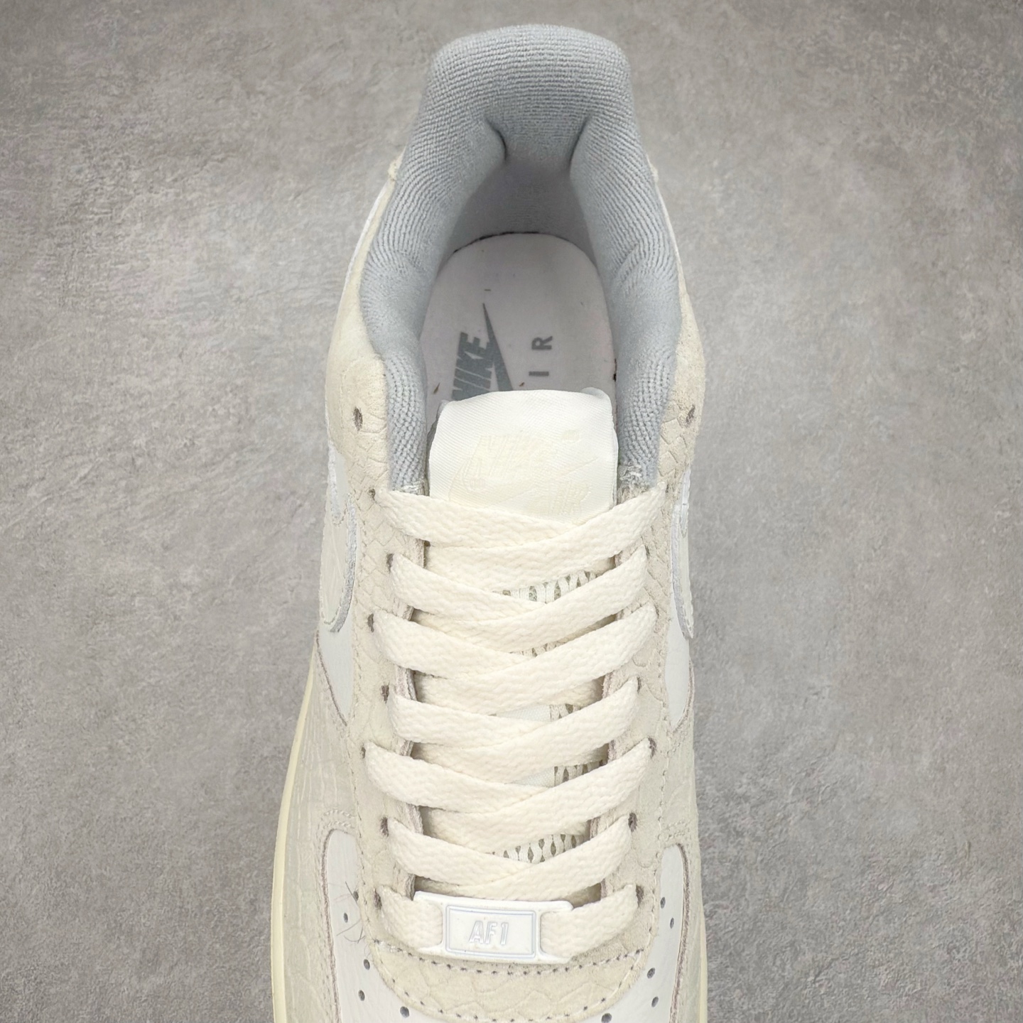 图片[5]-＃XT纯原 NK Air Force 1´07 Low 空军一号低帮百搭休闲运动板鞋 DX2678-100 顶级批次 2022全新楦头鞋型 鱼鳞大底 历时开发三个月 清洁度完美 二维码鞋标 内置芯片及solo气垫 大底高度及其弧度依照正品 钢印 logo刺绣 鞋口弧度 鞋头长度 鞋面冲孔 鞋垫背胶及钢印 完美鞋型对比正品 每一处都是细节满满 柔软、弹性十足的缓震性能和出色的中底设计 横跨复古与现代的外型结合 造就出风靡全球 三十多年的Force 1 直到今天还深受青睐 实拍调校N版已经零色差零失真 百分百还原实物色彩所见即所得 不存在货不对板色差等低级问题 选购参考实物拍摄 不混卖不参货 只用心做好货严格选品 承诺混一赔十 尺码：36 36.5 37.5 38 38.5 39 40 40.5 41 42 42.5 43 44 44.5 45-选品中心