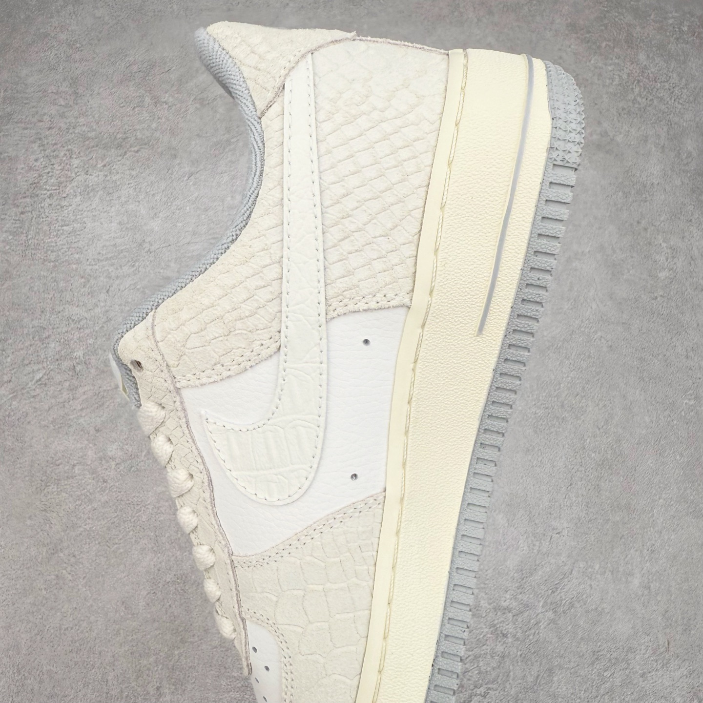 图片[7]-＃XT纯原 NK Air Force 1´07 Low 空军一号低帮百搭休闲运动板鞋 DX2678-100 顶级批次 2022全新楦头鞋型 鱼鳞大底 历时开发三个月 清洁度完美 二维码鞋标 内置芯片及solo气垫 大底高度及其弧度依照正品 钢印 logo刺绣 鞋口弧度 鞋头长度 鞋面冲孔 鞋垫背胶及钢印 完美鞋型对比正品 每一处都是细节满满 柔软、弹性十足的缓震性能和出色的中底设计 横跨复古与现代的外型结合 造就出风靡全球 三十多年的Force 1 直到今天还深受青睐 实拍调校N版已经零色差零失真 百分百还原实物色彩所见即所得 不存在货不对板色差等低级问题 选购参考实物拍摄 不混卖不参货 只用心做好货严格选品 承诺混一赔十 尺码：36 36.5 37.5 38 38.5 39 40 40.5 41 42 42.5 43 44 44.5 45-选品中心