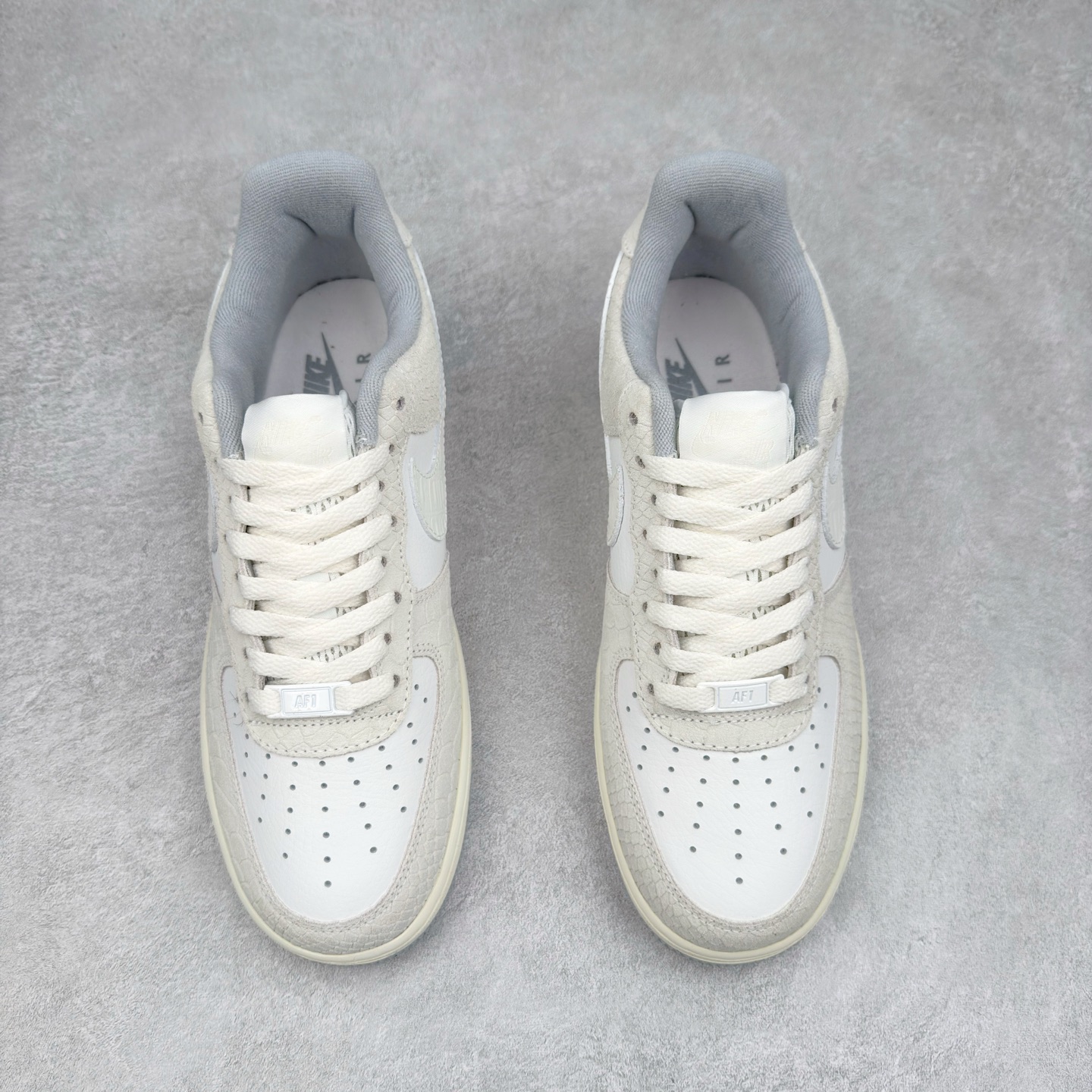 图片[2]-＃XT纯原 NK Air Force 1´07 Low 空军一号低帮百搭休闲运动板鞋 DX2678-100 顶级批次 2022全新楦头鞋型 鱼鳞大底 历时开发三个月 清洁度完美 二维码鞋标 内置芯片及solo气垫 大底高度及其弧度依照正品 钢印 logo刺绣 鞋口弧度 鞋头长度 鞋面冲孔 鞋垫背胶及钢印 完美鞋型对比正品 每一处都是细节满满 柔软、弹性十足的缓震性能和出色的中底设计 横跨复古与现代的外型结合 造就出风靡全球 三十多年的Force 1 直到今天还深受青睐 实拍调校N版已经零色差零失真 百分百还原实物色彩所见即所得 不存在货不对板色差等低级问题 选购参考实物拍摄 不混卖不参货 只用心做好货严格选品 承诺混一赔十 尺码：36 36.5 37.5 38 38.5 39 40 40.5 41 42 42.5 43 44 44.5 45-选品中心