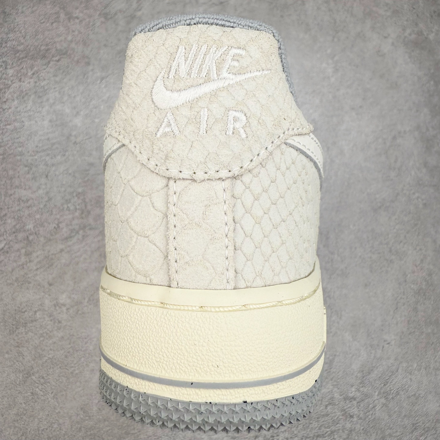 图片[8]-＃XT纯原 NK Air Force 1´07 Low 空军一号低帮百搭休闲运动板鞋 DX2678-100 顶级批次 2022全新楦头鞋型 鱼鳞大底 历时开发三个月 清洁度完美 二维码鞋标 内置芯片及solo气垫 大底高度及其弧度依照正品 钢印 logo刺绣 鞋口弧度 鞋头长度 鞋面冲孔 鞋垫背胶及钢印 完美鞋型对比正品 每一处都是细节满满 柔软、弹性十足的缓震性能和出色的中底设计 横跨复古与现代的外型结合 造就出风靡全球 三十多年的Force 1 直到今天还深受青睐 实拍调校N版已经零色差零失真 百分百还原实物色彩所见即所得 不存在货不对板色差等低级问题 选购参考实物拍摄 不混卖不参货 只用心做好货严格选品 承诺混一赔十 尺码：36 36.5 37.5 38 38.5 39 40 40.5 41 42 42.5 43 44 44.5 45-选品中心