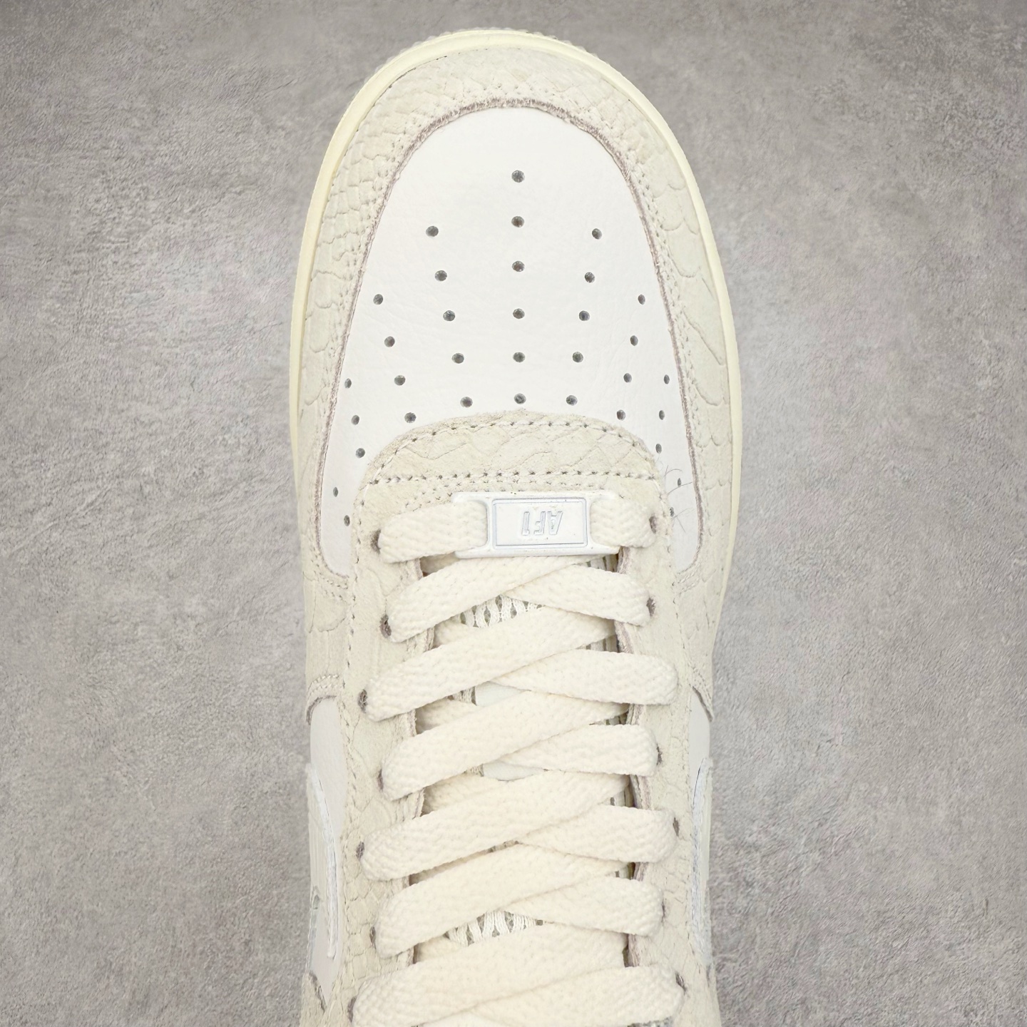 图片[4]-＃XT纯原 NK Air Force 1´07 Low 空军一号低帮百搭休闲运动板鞋 DX2678-100 顶级批次 2022全新楦头鞋型 鱼鳞大底 历时开发三个月 清洁度完美 二维码鞋标 内置芯片及solo气垫 大底高度及其弧度依照正品 钢印 logo刺绣 鞋口弧度 鞋头长度 鞋面冲孔 鞋垫背胶及钢印 完美鞋型对比正品 每一处都是细节满满 柔软、弹性十足的缓震性能和出色的中底设计 横跨复古与现代的外型结合 造就出风靡全球 三十多年的Force 1 直到今天还深受青睐 实拍调校N版已经零色差零失真 百分百还原实物色彩所见即所得 不存在货不对板色差等低级问题 选购参考实物拍摄 不混卖不参货 只用心做好货严格选品 承诺混一赔十 尺码：36 36.5 37.5 38 38.5 39 40 40.5 41 42 42.5 43 44 44.5 45-选品中心