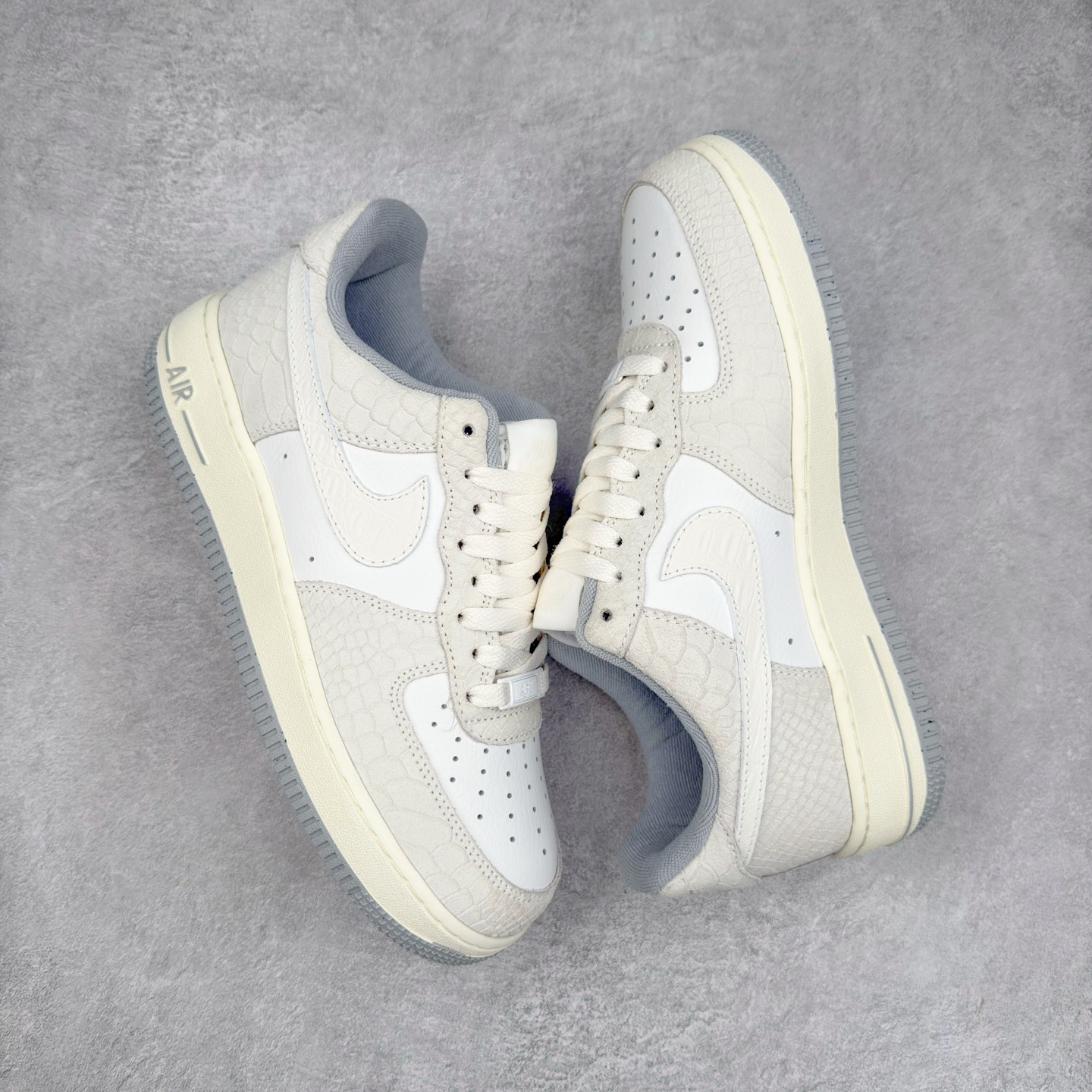 图片[3]-＃XT纯原 NK Air Force 1´07 Low 空军一号低帮百搭休闲运动板鞋 DX2678-100 顶级批次 2022全新楦头鞋型 鱼鳞大底 历时开发三个月 清洁度完美 二维码鞋标 内置芯片及solo气垫 大底高度及其弧度依照正品 钢印 logo刺绣 鞋口弧度 鞋头长度 鞋面冲孔 鞋垫背胶及钢印 完美鞋型对比正品 每一处都是细节满满 柔软、弹性十足的缓震性能和出色的中底设计 横跨复古与现代的外型结合 造就出风靡全球 三十多年的Force 1 直到今天还深受青睐 实拍调校N版已经零色差零失真 百分百还原实物色彩所见即所得 不存在货不对板色差等低级问题 选购参考实物拍摄 不混卖不参货 只用心做好货严格选品 承诺混一赔十 尺码：36 36.5 37.5 38 38.5 39 40 40.5 41 42 42.5 43 44 44.5 45-选品中心