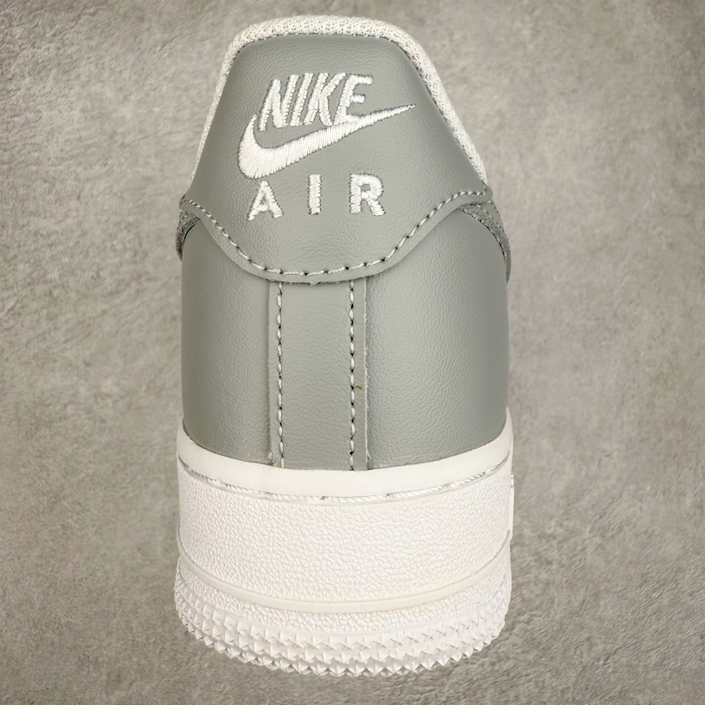 图片[8]-＃XT纯原 NK Air Force 1´07 Low 空军一号低帮百搭休闲运动板鞋 FD9763-101 顶级批次 2022全新楦头鞋型 鱼鳞大底 历时开发三个月 清洁度完美 二维码鞋标 内置芯片及solo气垫 大底高度及其弧度依照正品 钢印 logo刺绣 鞋口弧度 鞋头长度 鞋面冲孔 鞋垫背胶及钢印 完美鞋型对比正品 每一处都是细节满满 柔软、弹性十足的缓震性能和出色的中底设计 横跨复古与现代的外型结合 造就出风靡全球 三十多年的Force 1 直到今天还深受青睐 实拍调校N版已经零色差零失真 百分百还原实物色彩所见即所得 不存在货不对板色差等低级问题 选购参考实物拍摄 不混卖不参货 只用心做好货严格选品 承诺混一赔十 尺码：36 36.5 37.5 38 38.5 39 40 40.5 41 42 42.5 43 44 44.5 45-选品中心