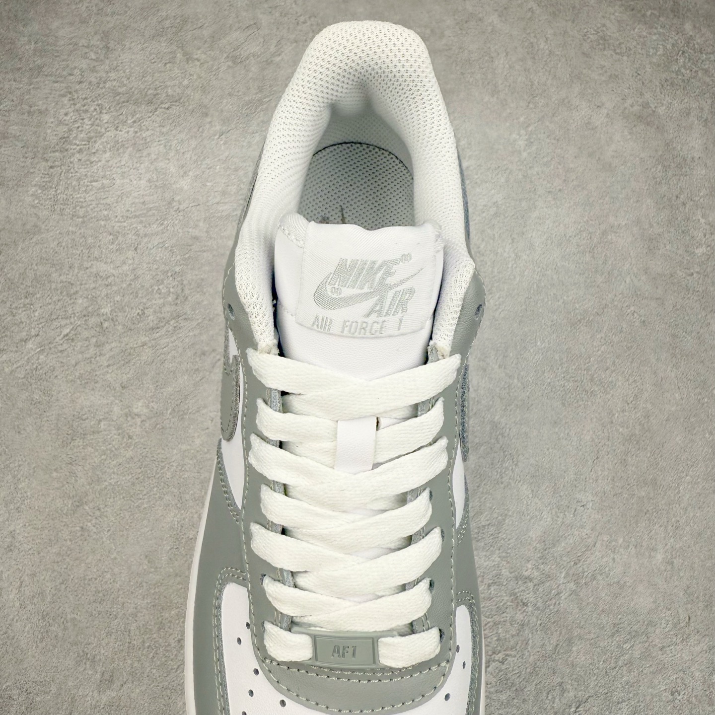 图片[5]-＃XT纯原 NK Air Force 1´07 Low 空军一号低帮百搭休闲运动板鞋 FD9763-101 顶级批次 2022全新楦头鞋型 鱼鳞大底 历时开发三个月 清洁度完美 二维码鞋标 内置芯片及solo气垫 大底高度及其弧度依照正品 钢印 logo刺绣 鞋口弧度 鞋头长度 鞋面冲孔 鞋垫背胶及钢印 完美鞋型对比正品 每一处都是细节满满 柔软、弹性十足的缓震性能和出色的中底设计 横跨复古与现代的外型结合 造就出风靡全球 三十多年的Force 1 直到今天还深受青睐 实拍调校N版已经零色差零失真 百分百还原实物色彩所见即所得 不存在货不对板色差等低级问题 选购参考实物拍摄 不混卖不参货 只用心做好货严格选品 承诺混一赔十 尺码：36 36.5 37.5 38 38.5 39 40 40.5 41 42 42.5 43 44 44.5 45-选品中心