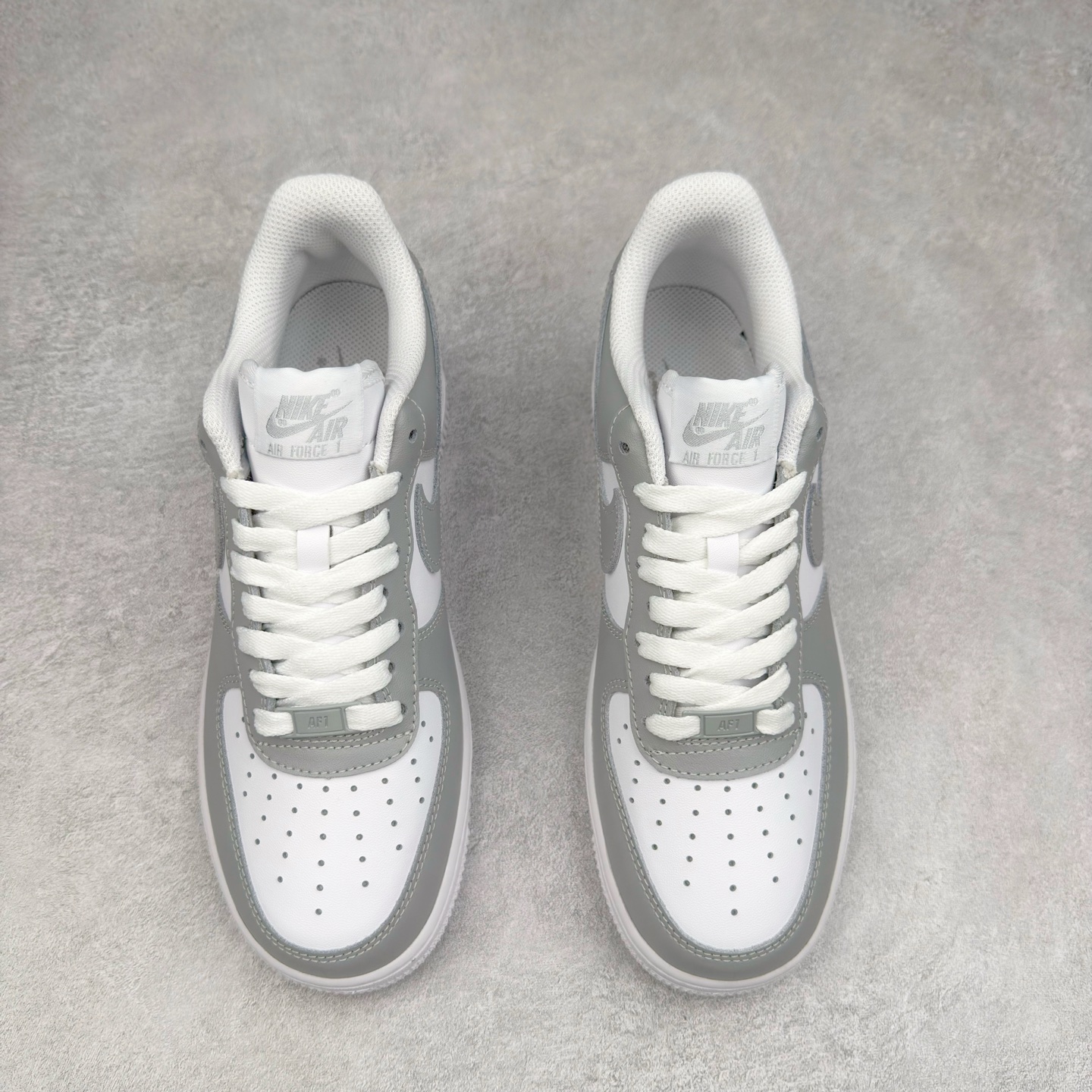 图片[2]-＃XT纯原 NK Air Force 1´07 Low 空军一号低帮百搭休闲运动板鞋 FD9763-101 顶级批次 2022全新楦头鞋型 鱼鳞大底 历时开发三个月 清洁度完美 二维码鞋标 内置芯片及solo气垫 大底高度及其弧度依照正品 钢印 logo刺绣 鞋口弧度 鞋头长度 鞋面冲孔 鞋垫背胶及钢印 完美鞋型对比正品 每一处都是细节满满 柔软、弹性十足的缓震性能和出色的中底设计 横跨复古与现代的外型结合 造就出风靡全球 三十多年的Force 1 直到今天还深受青睐 实拍调校N版已经零色差零失真 百分百还原实物色彩所见即所得 不存在货不对板色差等低级问题 选购参考实物拍摄 不混卖不参货 只用心做好货严格选品 承诺混一赔十 尺码：36 36.5 37.5 38 38.5 39 40 40.5 41 42 42.5 43 44 44.5 45-选品中心