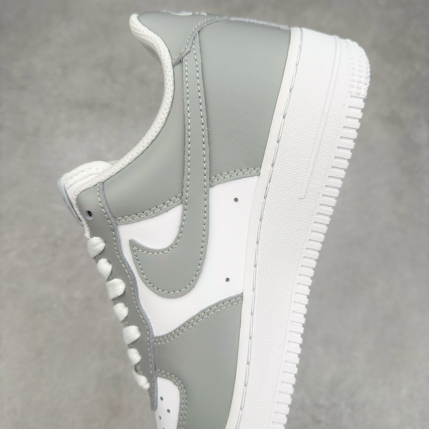 图片[7]-＃XT纯原 NK Air Force 1´07 Low 空军一号低帮百搭休闲运动板鞋 FD9763-101 顶级批次 2022全新楦头鞋型 鱼鳞大底 历时开发三个月 清洁度完美 二维码鞋标 内置芯片及solo气垫 大底高度及其弧度依照正品 钢印 logo刺绣 鞋口弧度 鞋头长度 鞋面冲孔 鞋垫背胶及钢印 完美鞋型对比正品 每一处都是细节满满 柔软、弹性十足的缓震性能和出色的中底设计 横跨复古与现代的外型结合 造就出风靡全球 三十多年的Force 1 直到今天还深受青睐 实拍调校N版已经零色差零失真 百分百还原实物色彩所见即所得 不存在货不对板色差等低级问题 选购参考实物拍摄 不混卖不参货 只用心做好货严格选品 承诺混一赔十 尺码：36 36.5 37.5 38 38.5 39 40 40.5 41 42 42.5 43 44 44.5 45-选品中心