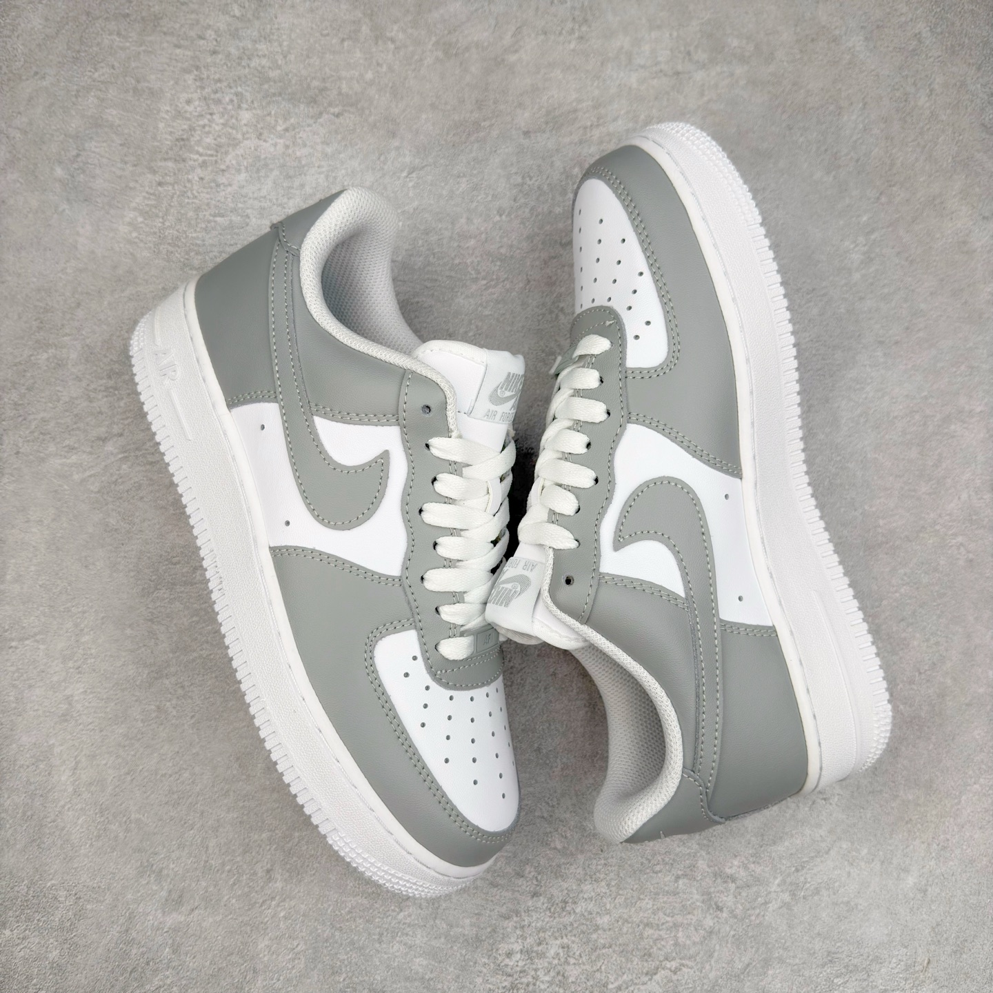 图片[3]-＃XT纯原 NK Air Force 1´07 Low 空军一号低帮百搭休闲运动板鞋 FD9763-101 顶级批次 2022全新楦头鞋型 鱼鳞大底 历时开发三个月 清洁度完美 二维码鞋标 内置芯片及solo气垫 大底高度及其弧度依照正品 钢印 logo刺绣 鞋口弧度 鞋头长度 鞋面冲孔 鞋垫背胶及钢印 完美鞋型对比正品 每一处都是细节满满 柔软、弹性十足的缓震性能和出色的中底设计 横跨复古与现代的外型结合 造就出风靡全球 三十多年的Force 1 直到今天还深受青睐 实拍调校N版已经零色差零失真 百分百还原实物色彩所见即所得 不存在货不对板色差等低级问题 选购参考实物拍摄 不混卖不参货 只用心做好货严格选品 承诺混一赔十 尺码：36 36.5 37.5 38 38.5 39 40 40.5 41 42 42.5 43 44 44.5 45-选品中心