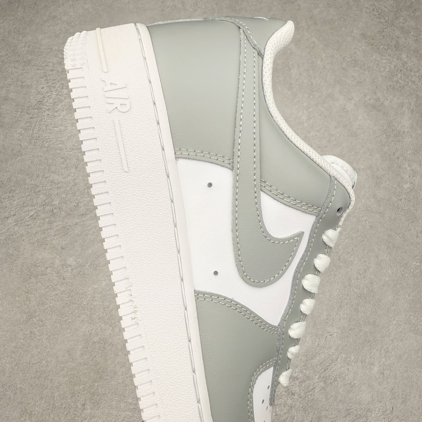 图片[6]-＃XT纯原 NK Air Force 1´07 Low 空军一号低帮百搭休闲运动板鞋 FD9763-101 顶级批次 2022全新楦头鞋型 鱼鳞大底 历时开发三个月 清洁度完美 二维码鞋标 内置芯片及solo气垫 大底高度及其弧度依照正品 钢印 logo刺绣 鞋口弧度 鞋头长度 鞋面冲孔 鞋垫背胶及钢印 完美鞋型对比正品 每一处都是细节满满 柔软、弹性十足的缓震性能和出色的中底设计 横跨复古与现代的外型结合 造就出风靡全球 三十多年的Force 1 直到今天还深受青睐 实拍调校N版已经零色差零失真 百分百还原实物色彩所见即所得 不存在货不对板色差等低级问题 选购参考实物拍摄 不混卖不参货 只用心做好货严格选品 承诺混一赔十 尺码：36 36.5 37.5 38 38.5 39 40 40.5 41 42 42.5 43 44 44.5 45-选品中心