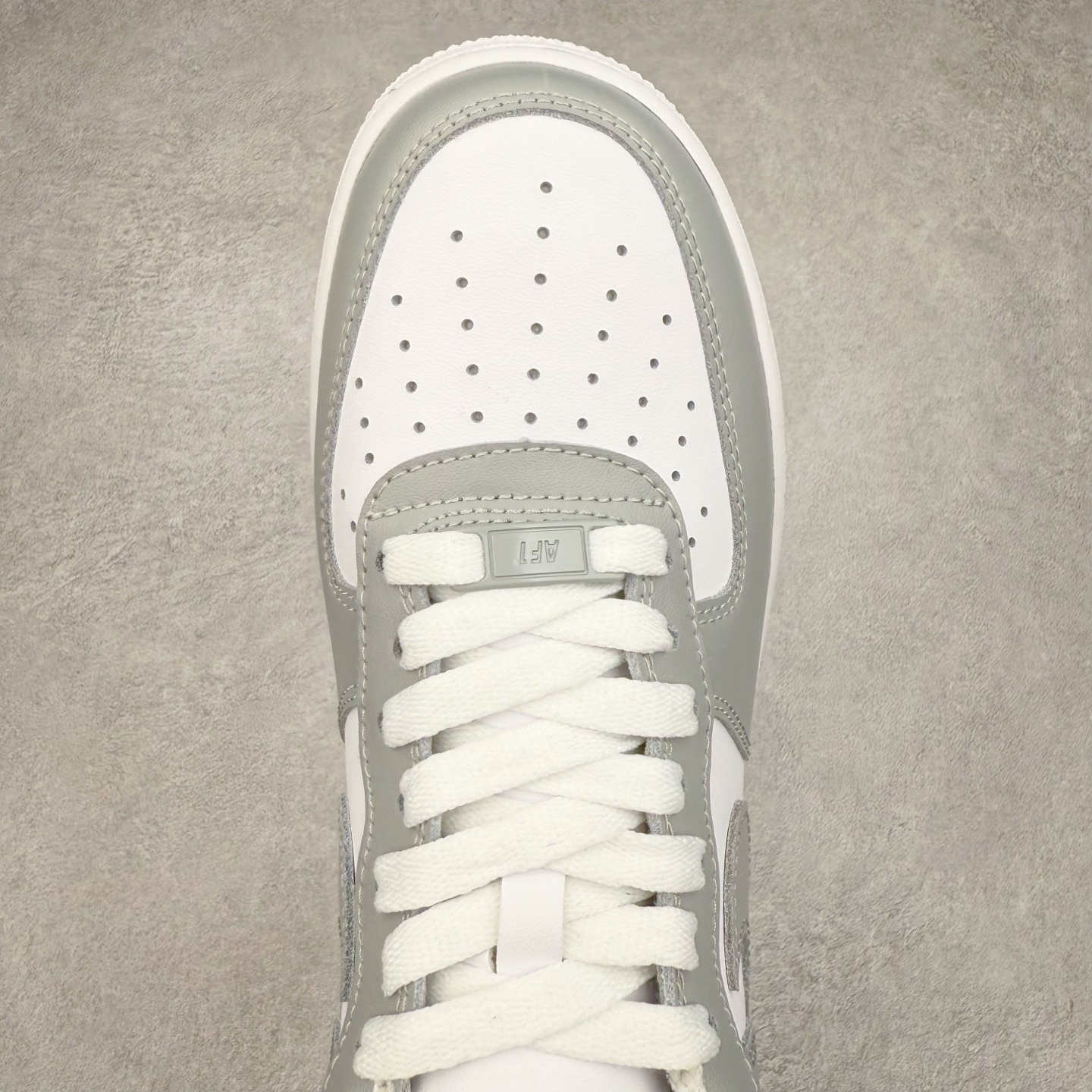 图片[4]-＃XT纯原 NK Air Force 1´07 Low 空军一号低帮百搭休闲运动板鞋 FD9763-101 顶级批次 2022全新楦头鞋型 鱼鳞大底 历时开发三个月 清洁度完美 二维码鞋标 内置芯片及solo气垫 大底高度及其弧度依照正品 钢印 logo刺绣 鞋口弧度 鞋头长度 鞋面冲孔 鞋垫背胶及钢印 完美鞋型对比正品 每一处都是细节满满 柔软、弹性十足的缓震性能和出色的中底设计 横跨复古与现代的外型结合 造就出风靡全球 三十多年的Force 1 直到今天还深受青睐 实拍调校N版已经零色差零失真 百分百还原实物色彩所见即所得 不存在货不对板色差等低级问题 选购参考实物拍摄 不混卖不参货 只用心做好货严格选品 承诺混一赔十 尺码：36 36.5 37.5 38 38.5 39 40 40.5 41 42 42.5 43 44 44.5 45-选品中心