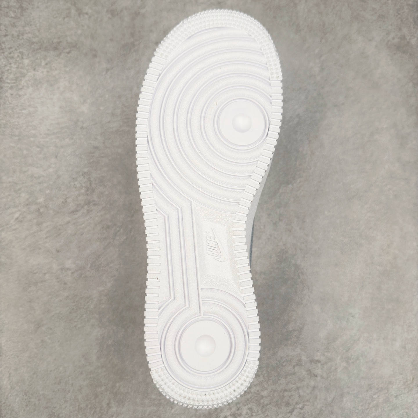 图片[9]-＃XT纯原 NK Air Force 1´07 Low 空军一号低帮百搭休闲运动板鞋 FD9763-101 顶级批次 2022全新楦头鞋型 鱼鳞大底 历时开发三个月 清洁度完美 二维码鞋标 内置芯片及solo气垫 大底高度及其弧度依照正品 钢印 logo刺绣 鞋口弧度 鞋头长度 鞋面冲孔 鞋垫背胶及钢印 完美鞋型对比正品 每一处都是细节满满 柔软、弹性十足的缓震性能和出色的中底设计 横跨复古与现代的外型结合 造就出风靡全球 三十多年的Force 1 直到今天还深受青睐 实拍调校N版已经零色差零失真 百分百还原实物色彩所见即所得 不存在货不对板色差等低级问题 选购参考实物拍摄 不混卖不参货 只用心做好货严格选品 承诺混一赔十 尺码：36 36.5 37.5 38 38.5 39 40 40.5 41 42 42.5 43 44 44.5 45-选品中心