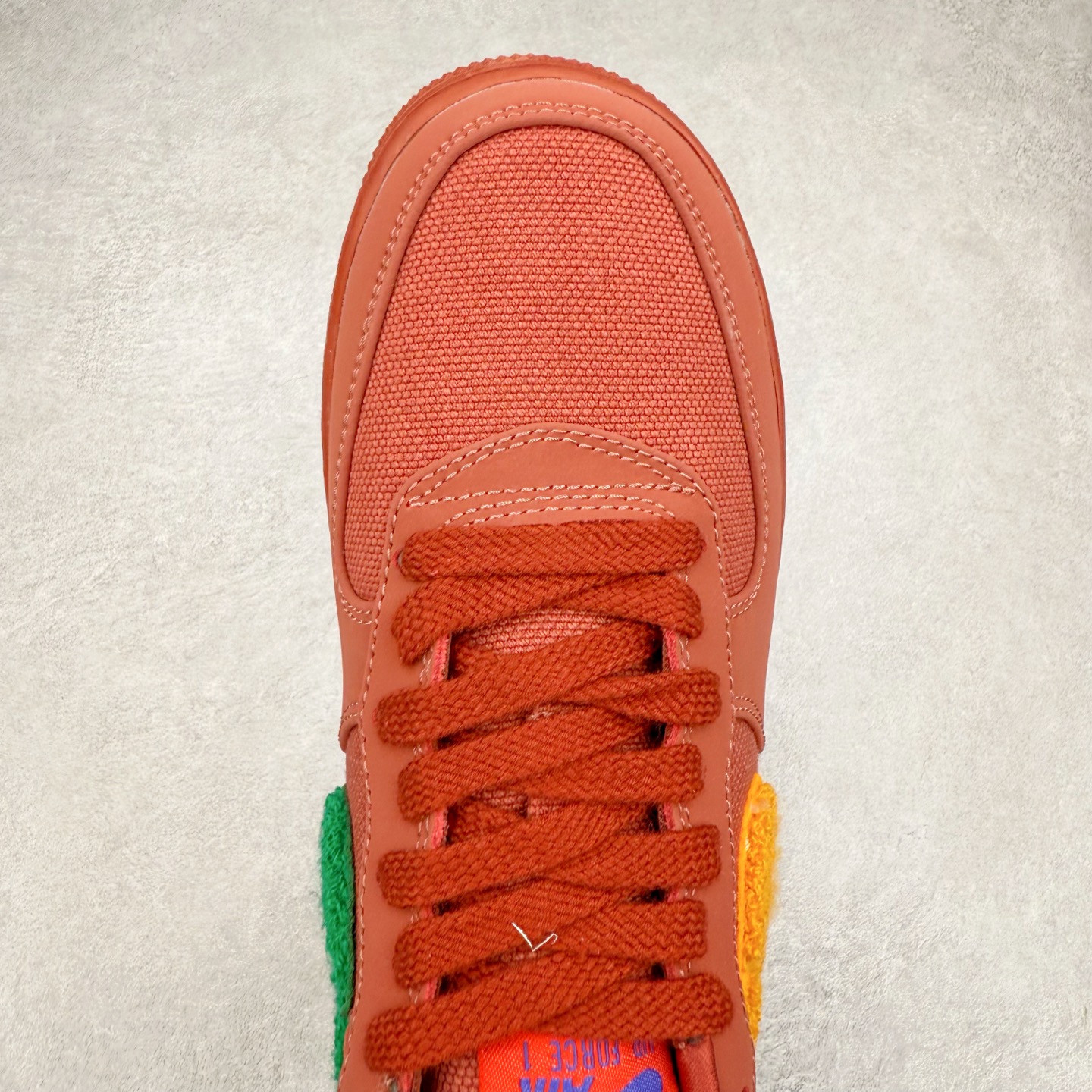 图片[4]-＃XT纯原 NK Air Force 1´07 Low 空军一号低帮百搭休闲运动板鞋 DV5153-600 顶级批次 2022全新楦头鞋型 鱼鳞大底 历时开发三个月 清洁度完美 二维码鞋标 内置芯片及solo气垫 大底高度及其弧度依照正品 钢印 logo刺绣 鞋口弧度 鞋头长度 鞋面冲孔 鞋垫背胶及钢印 完美鞋型对比正品 每一处都是细节满满 柔软、弹性十足的缓震性能和出色的中底设计 横跨复古与现代的外型结合 造就出风靡全球 三十多年的Force 1 直到今天还深受青睐 实拍调校N版已经零色差零失真 百分百还原实物色彩所见即所得 不存在货不对板色差等低级问题 选购参考实物拍摄 不混卖不参货 只用心做好货严格选品 承诺混一赔十 尺码：36 36.5 37.5 38 38.5 39 40 40.5 41 42 42.5 43 44 44.5 45-选品中心