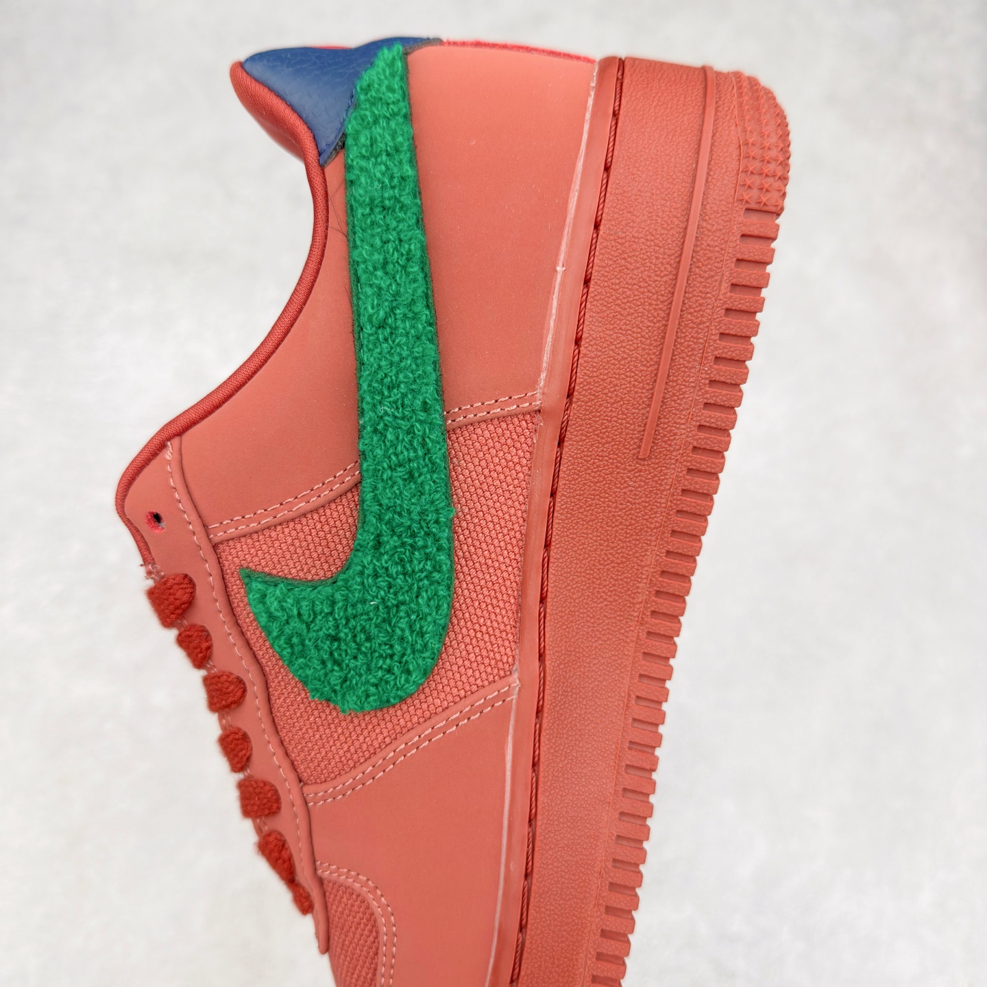 图片[7]-＃XT纯原 NK Air Force 1´07 Low 空军一号低帮百搭休闲运动板鞋 DV5153-600 顶级批次 2022全新楦头鞋型 鱼鳞大底 历时开发三个月 清洁度完美 二维码鞋标 内置芯片及solo气垫 大底高度及其弧度依照正品 钢印 logo刺绣 鞋口弧度 鞋头长度 鞋面冲孔 鞋垫背胶及钢印 完美鞋型对比正品 每一处都是细节满满 柔软、弹性十足的缓震性能和出色的中底设计 横跨复古与现代的外型结合 造就出风靡全球 三十多年的Force 1 直到今天还深受青睐 实拍调校N版已经零色差零失真 百分百还原实物色彩所见即所得 不存在货不对板色差等低级问题 选购参考实物拍摄 不混卖不参货 只用心做好货严格选品 承诺混一赔十 尺码：36 36.5 37.5 38 38.5 39 40 40.5 41 42 42.5 43 44 44.5 45-选品中心