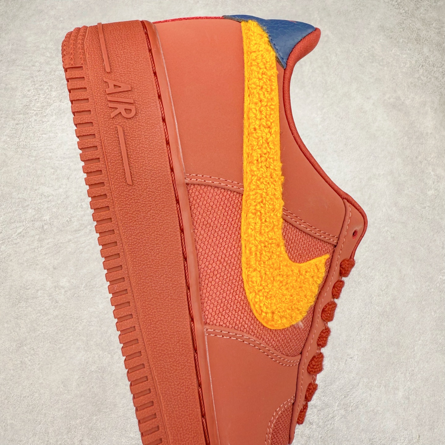 图片[6]-＃XT纯原 NK Air Force 1´07 Low 空军一号低帮百搭休闲运动板鞋 DV5153-600 顶级批次 2022全新楦头鞋型 鱼鳞大底 历时开发三个月 清洁度完美 二维码鞋标 内置芯片及solo气垫 大底高度及其弧度依照正品 钢印 logo刺绣 鞋口弧度 鞋头长度 鞋面冲孔 鞋垫背胶及钢印 完美鞋型对比正品 每一处都是细节满满 柔软、弹性十足的缓震性能和出色的中底设计 横跨复古与现代的外型结合 造就出风靡全球 三十多年的Force 1 直到今天还深受青睐 实拍调校N版已经零色差零失真 百分百还原实物色彩所见即所得 不存在货不对板色差等低级问题 选购参考实物拍摄 不混卖不参货 只用心做好货严格选品 承诺混一赔十 尺码：36 36.5 37.5 38 38.5 39 40 40.5 41 42 42.5 43 44 44.5 45-选品中心