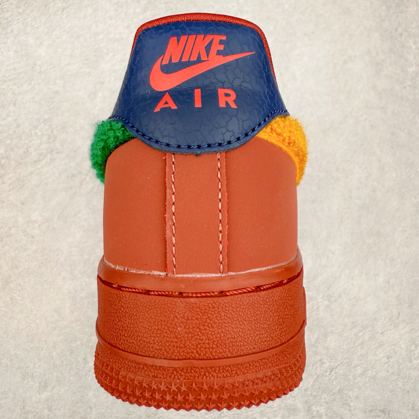 图片[8]-＃XT纯原 NK Air Force 1´07 Low 空军一号低帮百搭休闲运动板鞋 DV5153-600 顶级批次 2022全新楦头鞋型 鱼鳞大底 历时开发三个月 清洁度完美 二维码鞋标 内置芯片及solo气垫 大底高度及其弧度依照正品 钢印 logo刺绣 鞋口弧度 鞋头长度 鞋面冲孔 鞋垫背胶及钢印 完美鞋型对比正品 每一处都是细节满满 柔软、弹性十足的缓震性能和出色的中底设计 横跨复古与现代的外型结合 造就出风靡全球 三十多年的Force 1 直到今天还深受青睐 实拍调校N版已经零色差零失真 百分百还原实物色彩所见即所得 不存在货不对板色差等低级问题 选购参考实物拍摄 不混卖不参货 只用心做好货严格选品 承诺混一赔十 尺码：36 36.5 37.5 38 38.5 39 40 40.5 41 42 42.5 43 44 44.5 45-选品中心