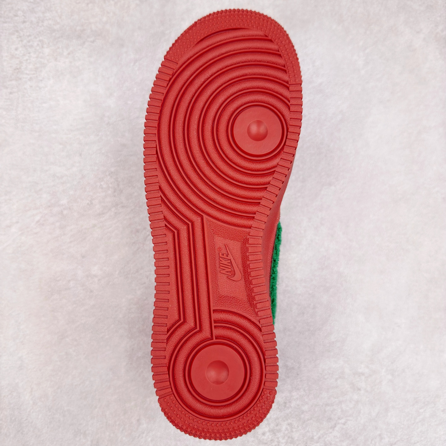 图片[9]-＃XT纯原 NK Air Force 1´07 Low 空军一号低帮百搭休闲运动板鞋 DV5153-600 顶级批次 2022全新楦头鞋型 鱼鳞大底 历时开发三个月 清洁度完美 二维码鞋标 内置芯片及solo气垫 大底高度及其弧度依照正品 钢印 logo刺绣 鞋口弧度 鞋头长度 鞋面冲孔 鞋垫背胶及钢印 完美鞋型对比正品 每一处都是细节满满 柔软、弹性十足的缓震性能和出色的中底设计 横跨复古与现代的外型结合 造就出风靡全球 三十多年的Force 1 直到今天还深受青睐 实拍调校N版已经零色差零失真 百分百还原实物色彩所见即所得 不存在货不对板色差等低级问题 选购参考实物拍摄 不混卖不参货 只用心做好货严格选品 承诺混一赔十 尺码：36 36.5 37.5 38 38.5 39 40 40.5 41 42 42.5 43 44 44.5 45-选品中心