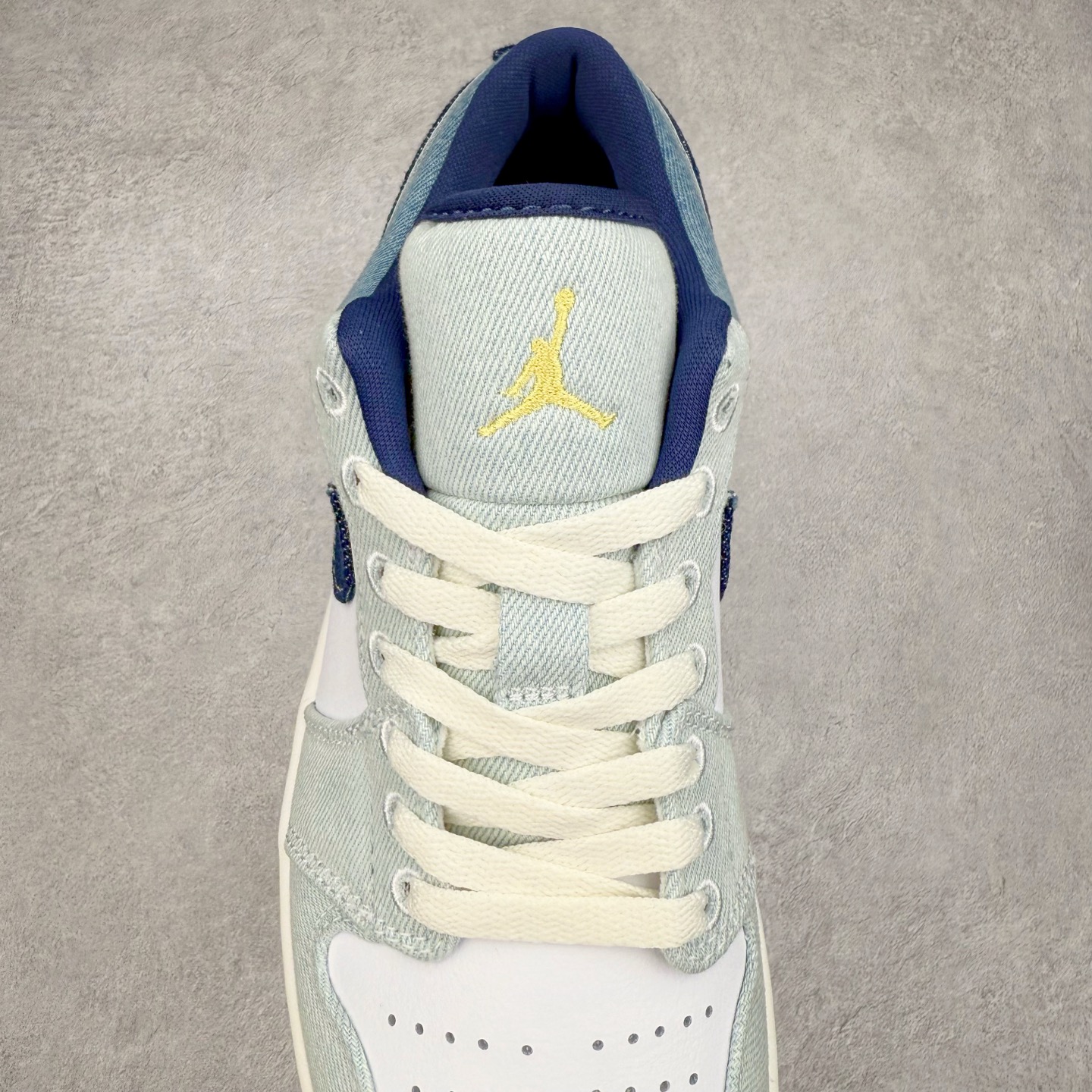 图片[5]-＃DT纯原 Air Jordan AJ1 Low 低帮 白蓝牛仔 IH0648-141 终端优势供应 市面中低帮最具代表性版本没有之一 口碑大厂出品 品控大底版型不断改良更新 全套原纸板楦头开发 确保原汁原味 完美呈现版型 完美零毛边处理 原厂内置全掌气垫 价格定位良心 平台专用代工流水线出品 一眼公司既视感 拿到手的一瞬间就与众不同 碾压市面所有版本 全部原鞋开发 每一个配色都会采购原鞋确认细节 打破市面看图做货无好货之说 尺码：35.5 36 36.5 37.5 38 38.5 39 40 40.5 41 42 42.5 43 44 44.5 45 46-选品中心