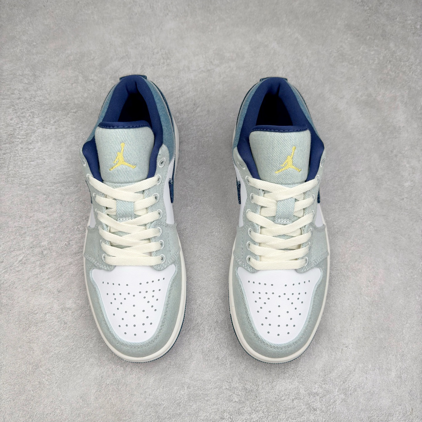 图片[2]-＃DT纯原 Air Jordan AJ1 Low 低帮 白蓝牛仔 IH0648-141 终端优势供应 市面中低帮最具代表性版本没有之一 口碑大厂出品 品控大底版型不断改良更新 全套原纸板楦头开发 确保原汁原味 完美呈现版型 完美零毛边处理 原厂内置全掌气垫 价格定位良心 平台专用代工流水线出品 一眼公司既视感 拿到手的一瞬间就与众不同 碾压市面所有版本 全部原鞋开发 每一个配色都会采购原鞋确认细节 打破市面看图做货无好货之说 尺码：35.5 36 36.5 37.5 38 38.5 39 40 40.5 41 42 42.5 43 44 44.5 45 46-选品中心
