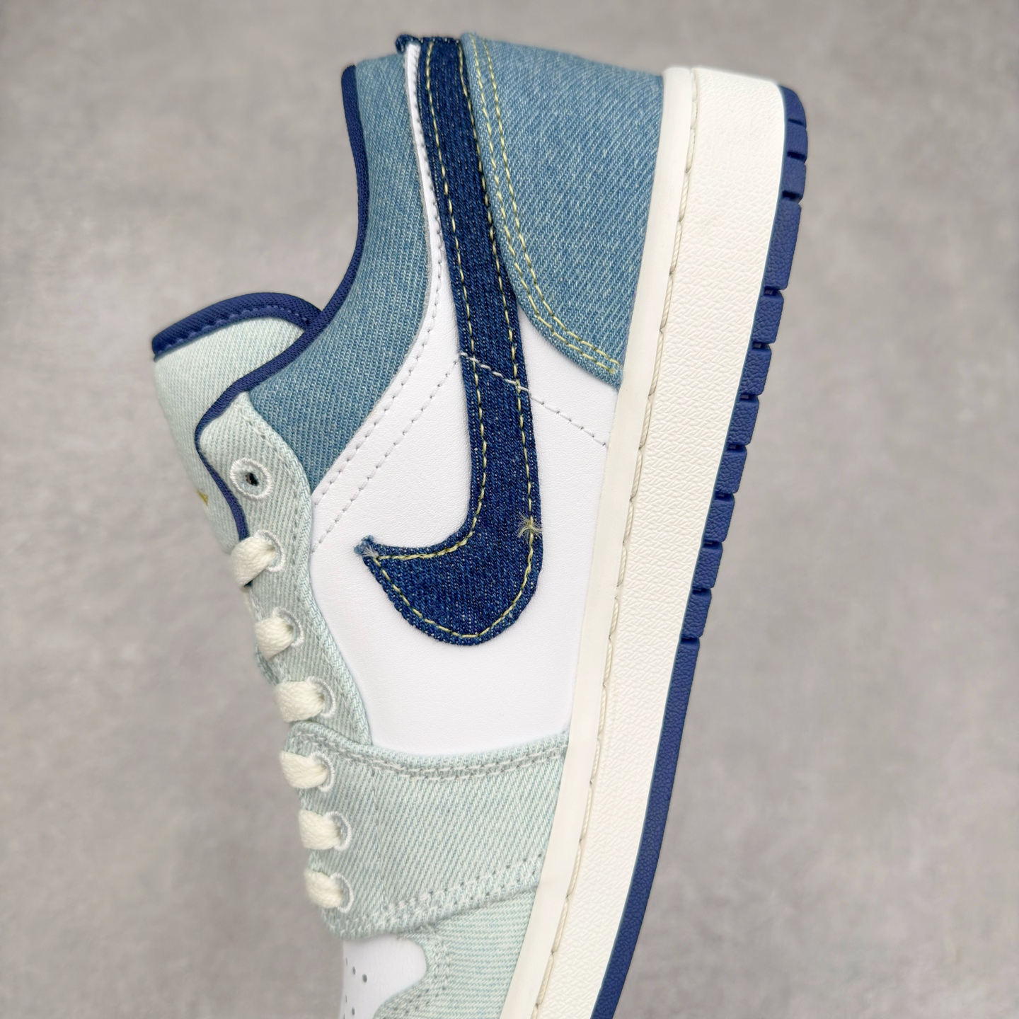 图片[7]-＃DT纯原 Air Jordan AJ1 Low 低帮 白蓝牛仔 IH0648-141 终端优势供应 市面中低帮最具代表性版本没有之一 口碑大厂出品 品控大底版型不断改良更新 全套原纸板楦头开发 确保原汁原味 完美呈现版型 完美零毛边处理 原厂内置全掌气垫 价格定位良心 平台专用代工流水线出品 一眼公司既视感 拿到手的一瞬间就与众不同 碾压市面所有版本 全部原鞋开发 每一个配色都会采购原鞋确认细节 打破市面看图做货无好货之说 尺码：35.5 36 36.5 37.5 38 38.5 39 40 40.5 41 42 42.5 43 44 44.5 45 46-选品中心