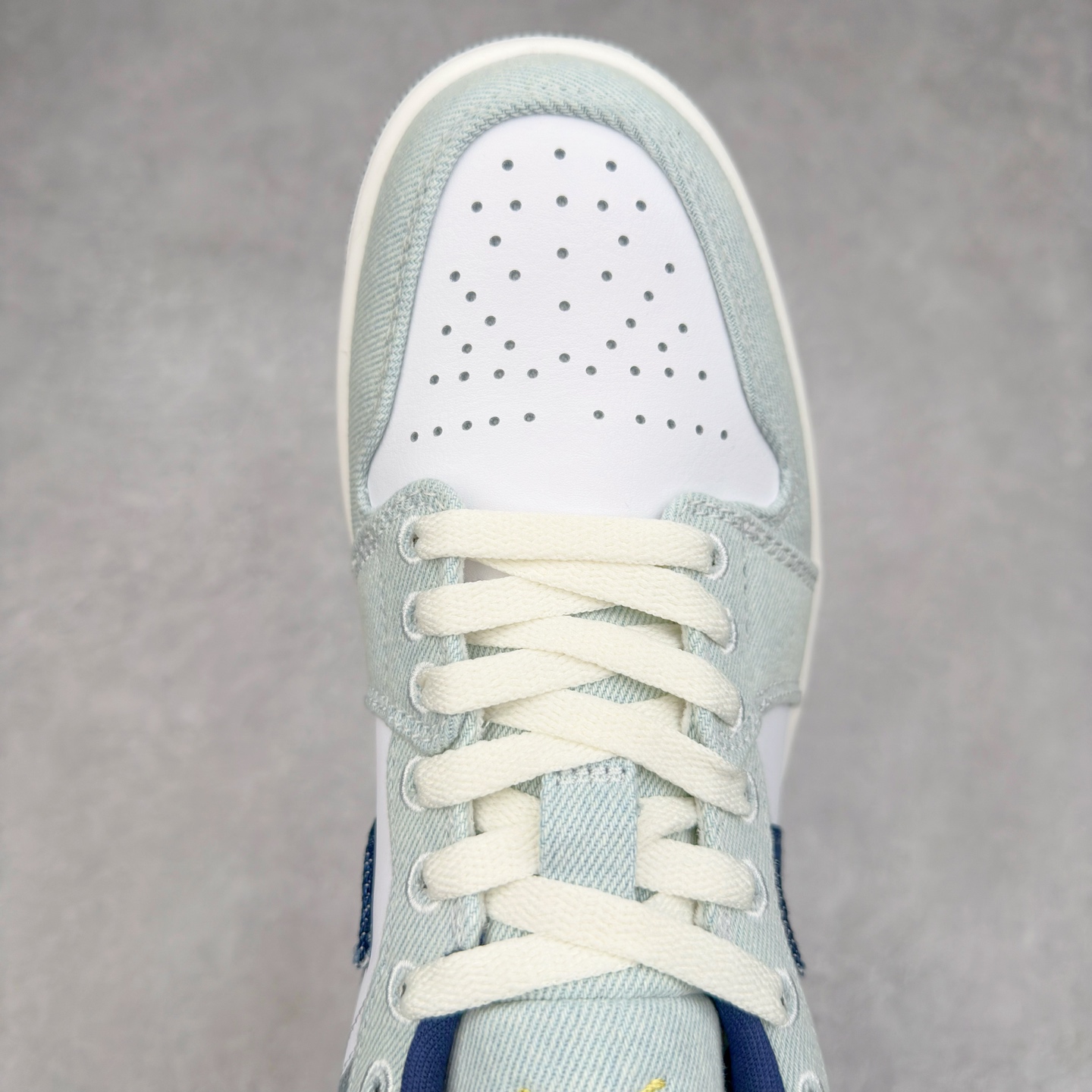 图片[4]-＃DT纯原 Air Jordan AJ1 Low 低帮 白蓝牛仔 IH0648-141 终端优势供应 市面中低帮最具代表性版本没有之一 口碑大厂出品 品控大底版型不断改良更新 全套原纸板楦头开发 确保原汁原味 完美呈现版型 完美零毛边处理 原厂内置全掌气垫 价格定位良心 平台专用代工流水线出品 一眼公司既视感 拿到手的一瞬间就与众不同 碾压市面所有版本 全部原鞋开发 每一个配色都会采购原鞋确认细节 打破市面看图做货无好货之说 尺码：35.5 36 36.5 37.5 38 38.5 39 40 40.5 41 42 42.5 43 44 44.5 45 46-选品中心