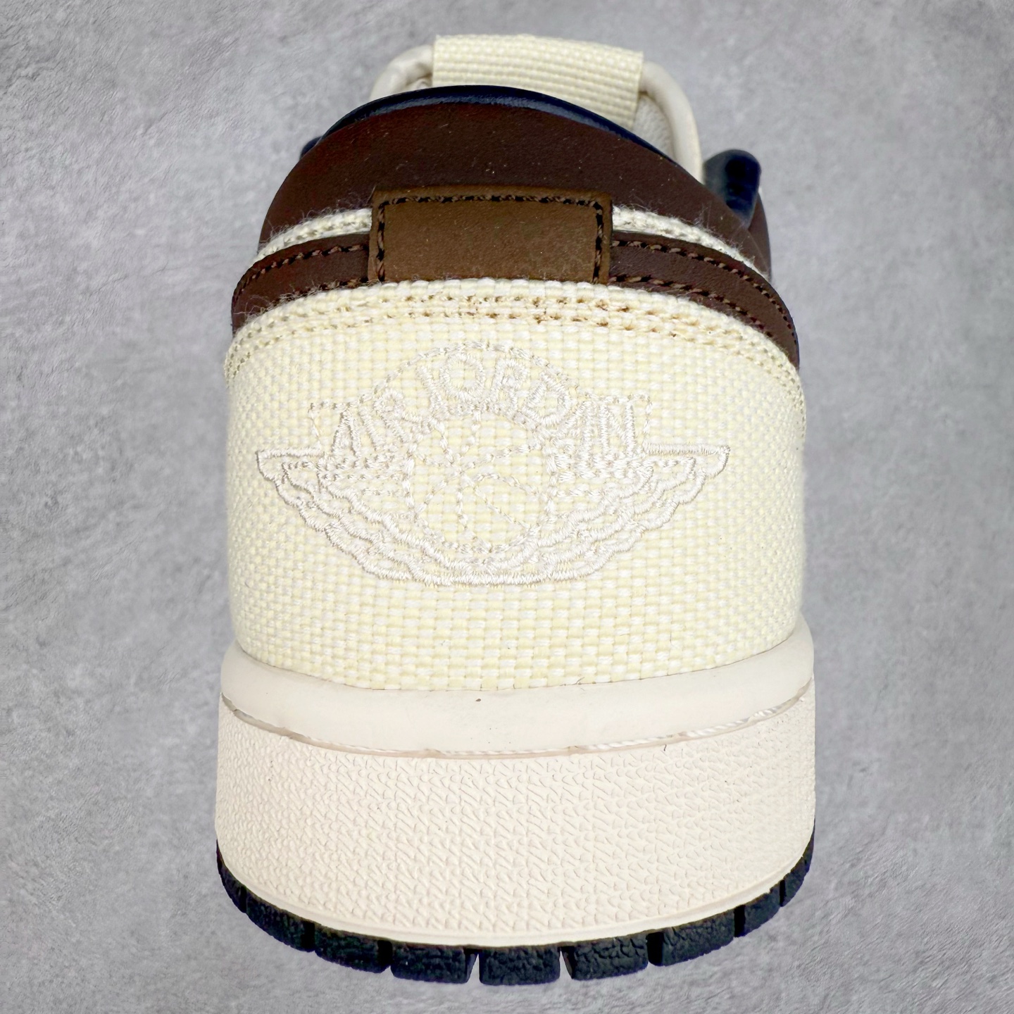 图片[8]-＃K版 Air Jordan AJ1 Low 低帮 IB8058-110 全新流水线出品 DT版本唯一平替选择 市场第二梯队最强版 全部原鞋开发 原楦原纸板开发 全鞋电脑针车 原厂内置全掌气垫 原盒内在原标 唯一Zp原版鞋带绑法 免检产品 全新2022版型 全头层皮料 完美零毛边处理 原厂配置全掌气垫 价格定位良心 几十个配色陆续出货 实拍调校N版已经零色差零失真 百分百还原实物色彩所见即所得 不存在货不对板色差等低级问题 选购参考实物拍摄 不混卖不参货 只用心做好货严格选品 承诺混一赔十 尺码：36 36.5 37.5 38 38.5 39 40 40.5 41 42 42.5 43 44 44.5 45-选品中心