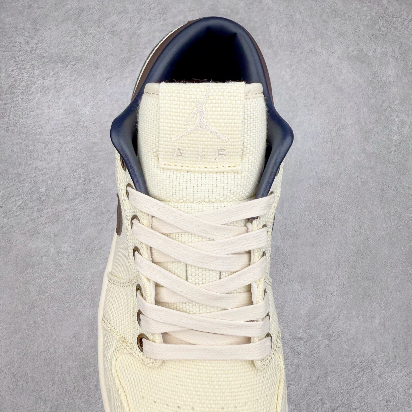 图片[5]-＃K版 Air Jordan AJ1 Low 低帮 IB8058-110 全新流水线出品 DT版本唯一平替选择 市场第二梯队最强版 全部原鞋开发 原楦原纸板开发 全鞋电脑针车 原厂内置全掌气垫 原盒内在原标 唯一Zp原版鞋带绑法 免检产品 全新2022版型 全头层皮料 完美零毛边处理 原厂配置全掌气垫 价格定位良心 几十个配色陆续出货 实拍调校N版已经零色差零失真 百分百还原实物色彩所见即所得 不存在货不对板色差等低级问题 选购参考实物拍摄 不混卖不参货 只用心做好货严格选品 承诺混一赔十 尺码：36 36.5 37.5 38 38.5 39 40 40.5 41 42 42.5 43 44 44.5 45-选品中心