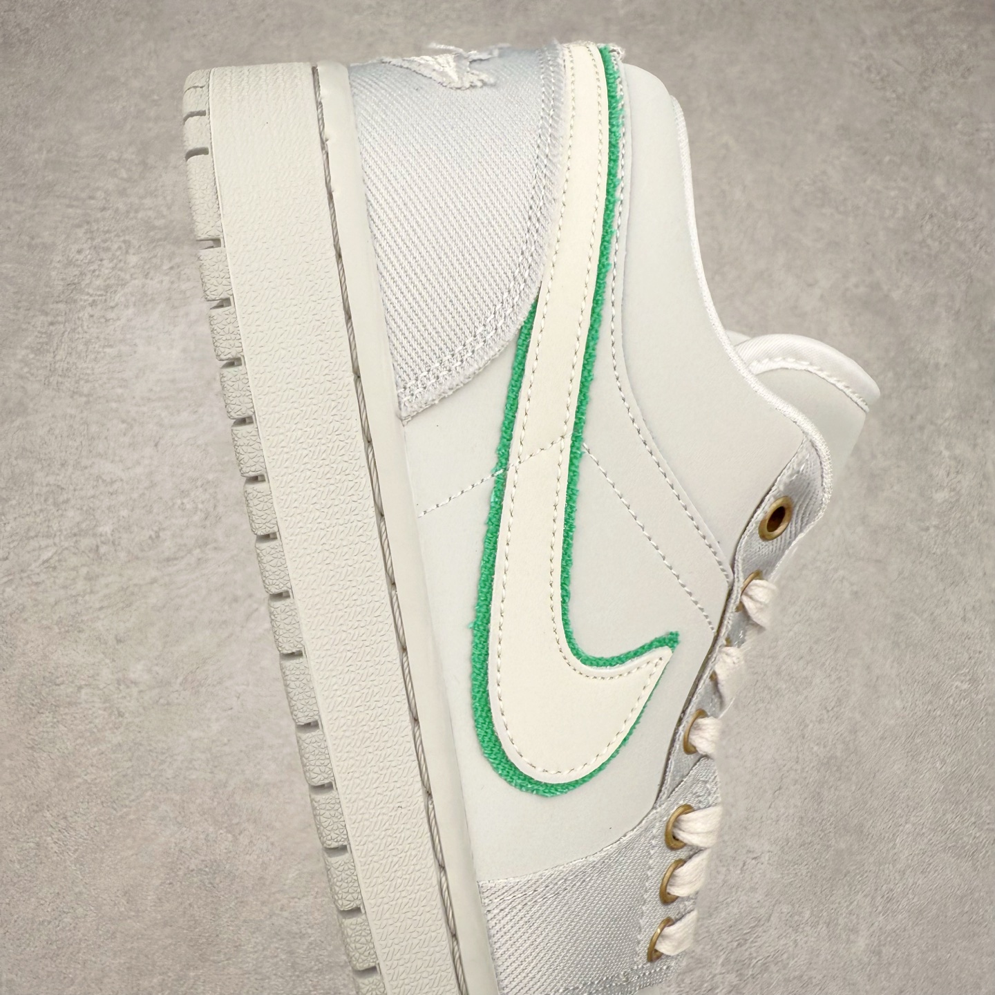 图片[6]-＃K版 Air Jordan AJ1 Low 低帮 IH3369-077 全新流水线出品 DT版本唯一平替选择 市场第二梯队最强版 全部原鞋开发 原楦原纸板开发 全鞋电脑针车 原厂内置全掌气垫 原盒内在原标 唯一Zp原版鞋带绑法 免检产品 全新2022版型 全头层皮料 完美零毛边处理 原厂配置全掌气垫 价格定位良心 几十个配色陆续出货 实拍调校N版已经零色差零失真 百分百还原实物色彩所见即所得 不存在货不对板色差等低级问题 选购参考实物拍摄 不混卖不参货 只用心做好货严格选品 承诺混一赔十 尺码：36 36.5 37.5 38 38.5 39 40 40.5 41 42 42.5 43 44 44.5 45-选品中心