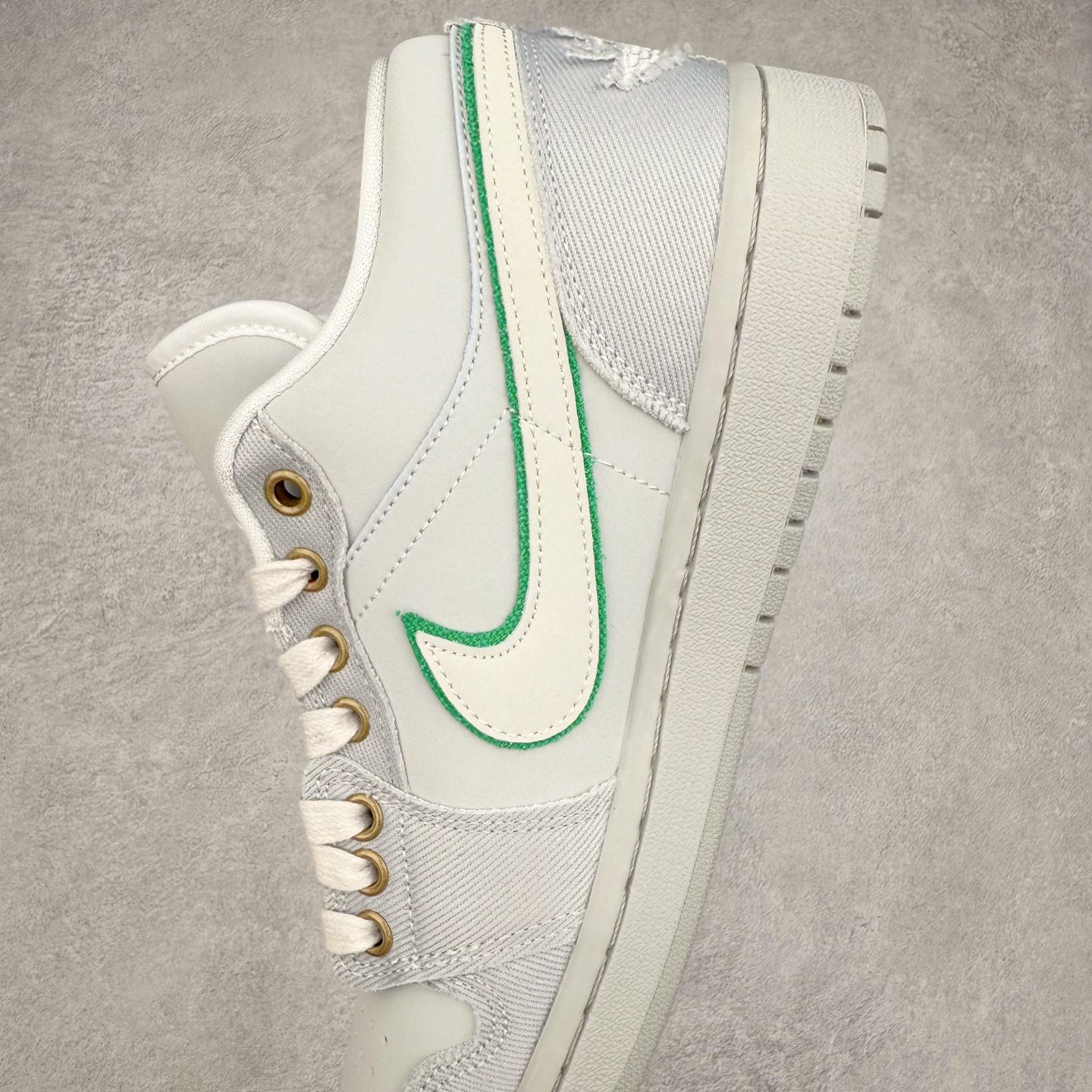 图片[7]-＃K版 Air Jordan AJ1 Low 低帮 IH3369-077 全新流水线出品 DT版本唯一平替选择 市场第二梯队最强版 全部原鞋开发 原楦原纸板开发 全鞋电脑针车 原厂内置全掌气垫 原盒内在原标 唯一Zp原版鞋带绑法 免检产品 全新2022版型 全头层皮料 完美零毛边处理 原厂配置全掌气垫 价格定位良心 几十个配色陆续出货 实拍调校N版已经零色差零失真 百分百还原实物色彩所见即所得 不存在货不对板色差等低级问题 选购参考实物拍摄 不混卖不参货 只用心做好货严格选品 承诺混一赔十 尺码：36 36.5 37.5 38 38.5 39 40 40.5 41 42 42.5 43 44 44.5 45-选品中心