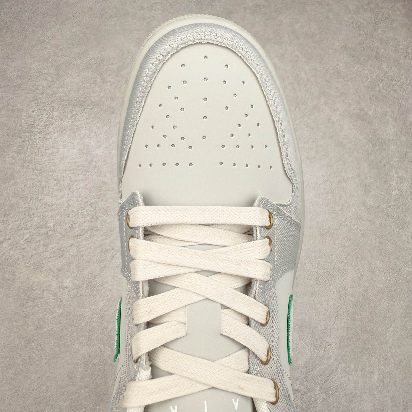 图片[4]-＃K版 Air Jordan AJ1 Low 低帮 IH3369-077 全新流水线出品 DT版本唯一平替选择 市场第二梯队最强版 全部原鞋开发 原楦原纸板开发 全鞋电脑针车 原厂内置全掌气垫 原盒内在原标 唯一Zp原版鞋带绑法 免检产品 全新2022版型 全头层皮料 完美零毛边处理 原厂配置全掌气垫 价格定位良心 几十个配色陆续出货 实拍调校N版已经零色差零失真 百分百还原实物色彩所见即所得 不存在货不对板色差等低级问题 选购参考实物拍摄 不混卖不参货 只用心做好货严格选品 承诺混一赔十 尺码：36 36.5 37.5 38 38.5 39 40 40.5 41 42 42.5 43 44 44.5 45-选品中心