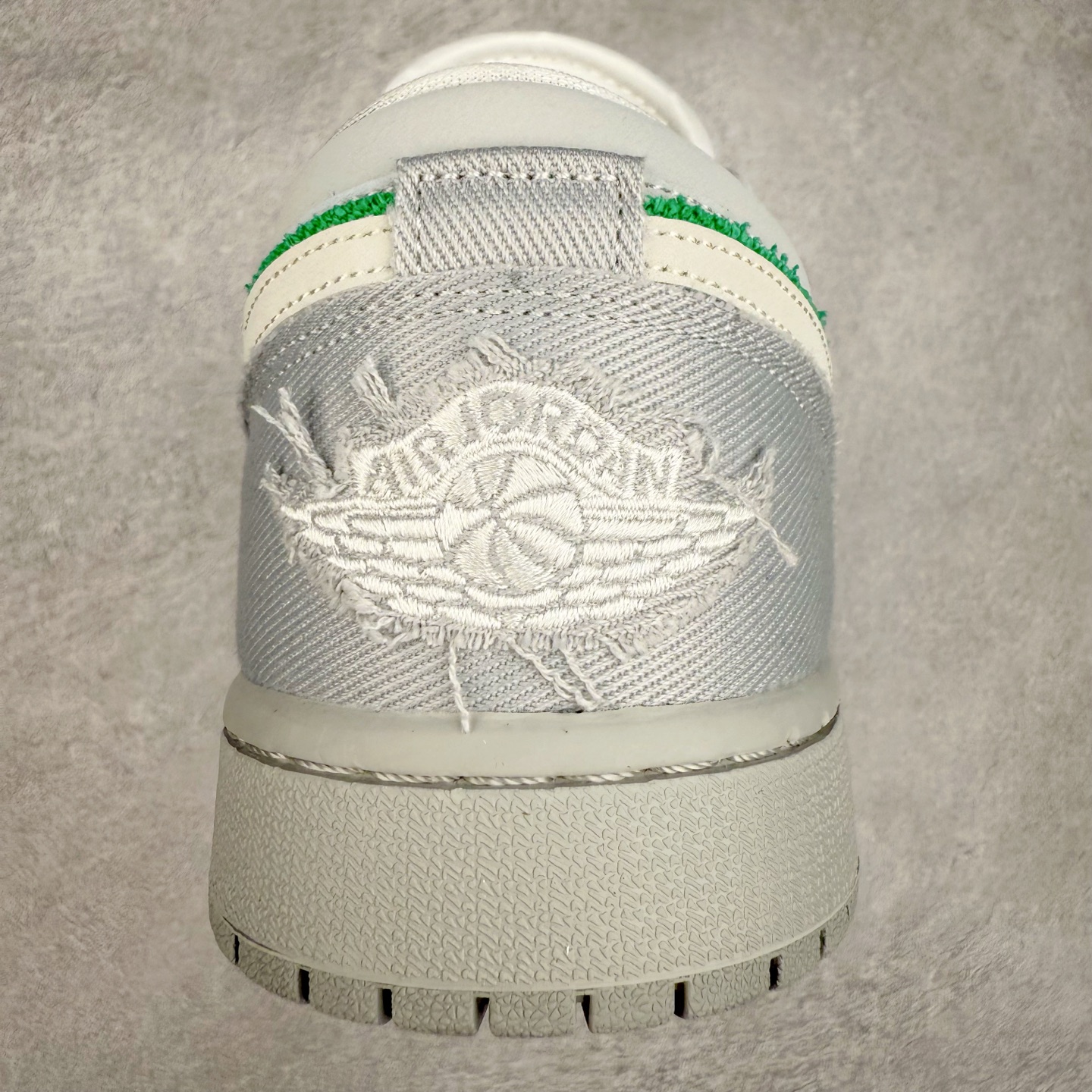 图片[8]-＃K版 Air Jordan AJ1 Low 低帮 IH3369-077 全新流水线出品 DT版本唯一平替选择 市场第二梯队最强版 全部原鞋开发 原楦原纸板开发 全鞋电脑针车 原厂内置全掌气垫 原盒内在原标 唯一Zp原版鞋带绑法 免检产品 全新2022版型 全头层皮料 完美零毛边处理 原厂配置全掌气垫 价格定位良心 几十个配色陆续出货 实拍调校N版已经零色差零失真 百分百还原实物色彩所见即所得 不存在货不对板色差等低级问题 选购参考实物拍摄 不混卖不参货 只用心做好货严格选品 承诺混一赔十 尺码：36 36.5 37.5 38 38.5 39 40 40.5 41 42 42.5 43 44 44.5 45-选品中心