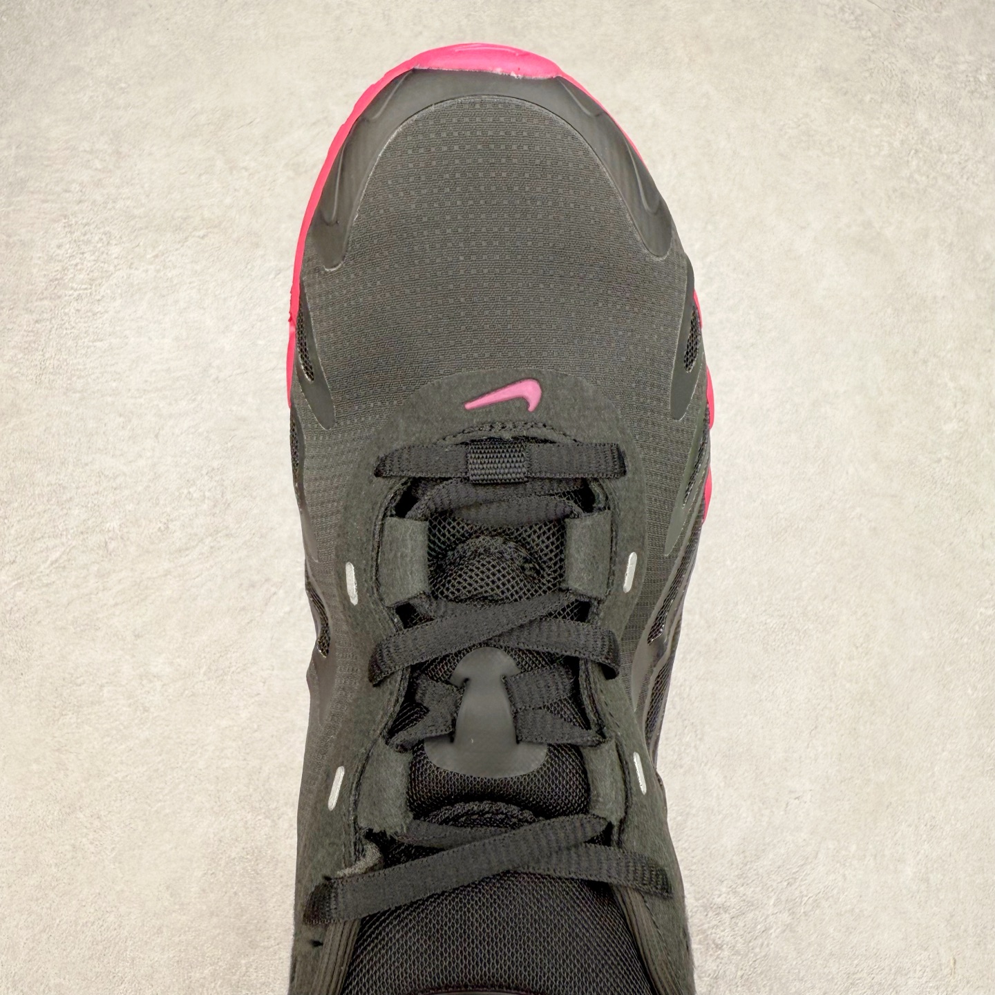 图片[4]-NK Air Max DN8 全掌科技气垫缓震运动跑鞋 FQ7860-019 DN8的核心亮点在于其八腔气垫结构 根据不同部位设定的气压值专为行走设计 提供卓越的舒适感 鞋面的设计让人联想到上世纪90年代末至2000年代初的多款Air Max 中底上系列圆形孔洞引发了热议 不少人将其与竞争品牌的缓震技术进行比较 例如K-SWISS 2010年代初推出的Tubes技 及以多孔鞋底闻名的品牌 尺码：36 36.5 37.5 38 38.5 39 40 40.5 41 42 42.5 43 44 44.5 45-选品中心