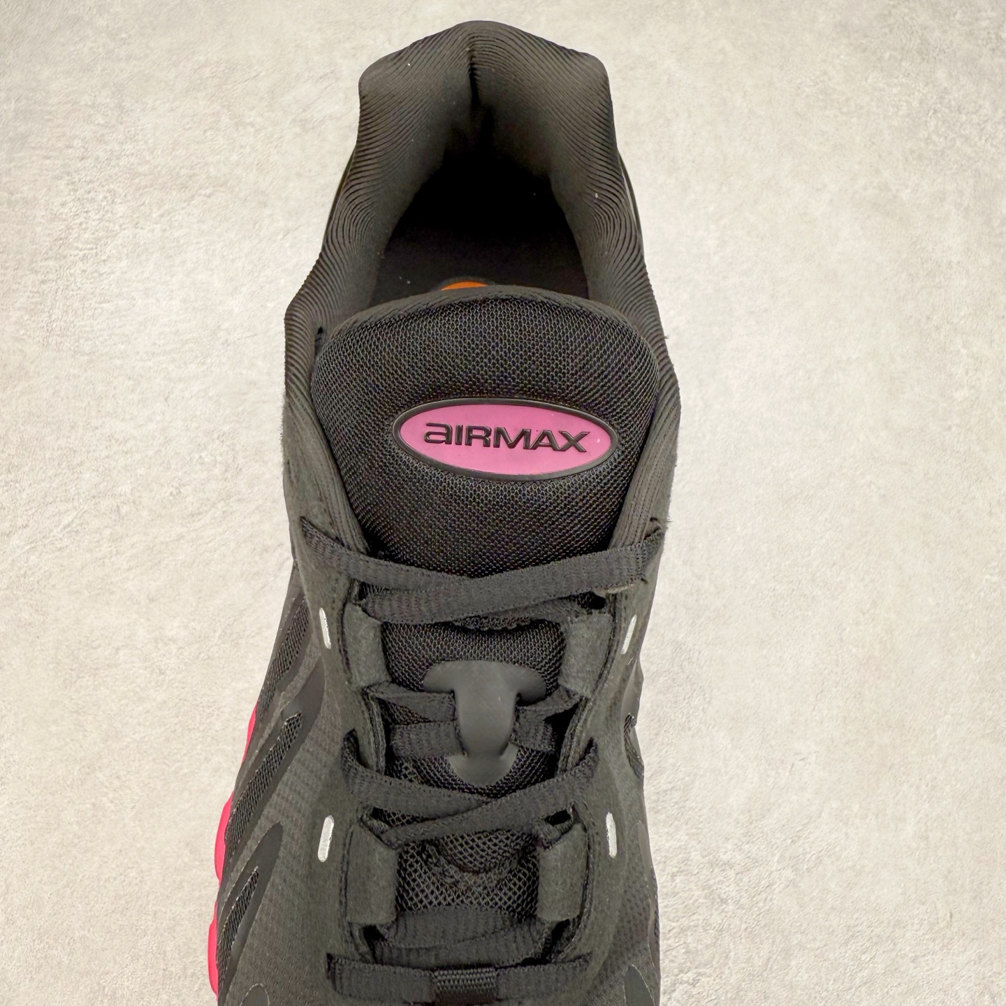 图片[5]-NK Air Max DN8 全掌科技气垫缓震运动跑鞋 FQ7860-019 DN8的核心亮点在于其八腔气垫结构 根据不同部位设定的气压值专为行走设计 提供卓越的舒适感 鞋面的设计让人联想到上世纪90年代末至2000年代初的多款Air Max 中底上系列圆形孔洞引发了热议 不少人将其与竞争品牌的缓震技术进行比较 例如K-SWISS 2010年代初推出的Tubes技 及以多孔鞋底闻名的品牌 尺码：36 36.5 37.5 38 38.5 39 40 40.5 41 42 42.5 43 44 44.5 45-选品中心