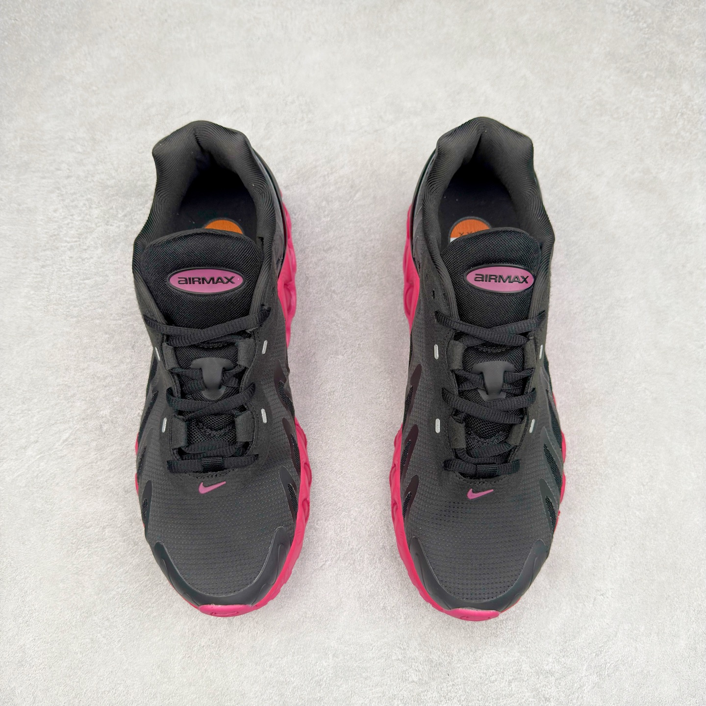 图片[2]-NK Air Max DN8 全掌科技气垫缓震运动跑鞋 FQ7860-019 DN8的核心亮点在于其八腔气垫结构 根据不同部位设定的气压值专为行走设计 提供卓越的舒适感 鞋面的设计让人联想到上世纪90年代末至2000年代初的多款Air Max 中底上系列圆形孔洞引发了热议 不少人将其与竞争品牌的缓震技术进行比较 例如K-SWISS 2010年代初推出的Tubes技 及以多孔鞋底闻名的品牌 尺码：36 36.5 37.5 38 38.5 39 40 40.5 41 42 42.5 43 44 44.5 45-选品中心