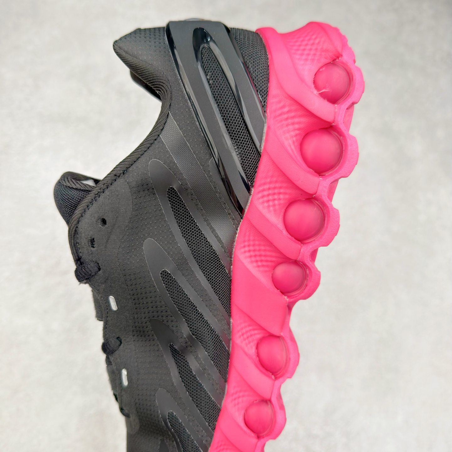 图片[7]-NK Air Max DN8 全掌科技气垫缓震运动跑鞋 FQ7860-019 DN8的核心亮点在于其八腔气垫结构 根据不同部位设定的气压值专为行走设计 提供卓越的舒适感 鞋面的设计让人联想到上世纪90年代末至2000年代初的多款Air Max 中底上系列圆形孔洞引发了热议 不少人将其与竞争品牌的缓震技术进行比较 例如K-SWISS 2010年代初推出的Tubes技 及以多孔鞋底闻名的品牌 尺码：36 36.5 37.5 38 38.5 39 40 40.5 41 42 42.5 43 44 44.5 45-选品中心