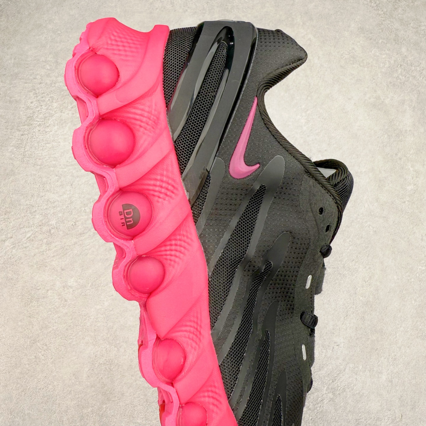 图片[6]-NK Air Max DN8 全掌科技气垫缓震运动跑鞋 FQ7860-019 DN8的核心亮点在于其八腔气垫结构 根据不同部位设定的气压值专为行走设计 提供卓越的舒适感 鞋面的设计让人联想到上世纪90年代末至2000年代初的多款Air Max 中底上系列圆形孔洞引发了热议 不少人将其与竞争品牌的缓震技术进行比较 例如K-SWISS 2010年代初推出的Tubes技 及以多孔鞋底闻名的品牌 尺码：36 36.5 37.5 38 38.5 39 40 40.5 41 42 42.5 43 44 44.5 45-选品中心