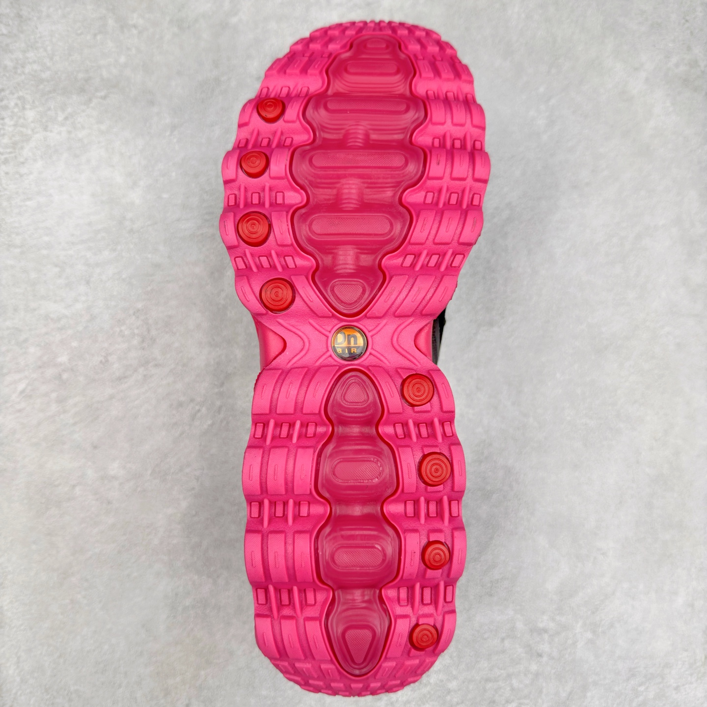 图片[9]-NK Air Max DN8 全掌科技气垫缓震运动跑鞋 FQ7860-019 DN8的核心亮点在于其八腔气垫结构 根据不同部位设定的气压值专为行走设计 提供卓越的舒适感 鞋面的设计让人联想到上世纪90年代末至2000年代初的多款Air Max 中底上系列圆形孔洞引发了热议 不少人将其与竞争品牌的缓震技术进行比较 例如K-SWISS 2010年代初推出的Tubes技 及以多孔鞋底闻名的品牌 尺码：36 36.5 37.5 38 38.5 39 40 40.5 41 42 42.5 43 44 44.5 45-选品中心