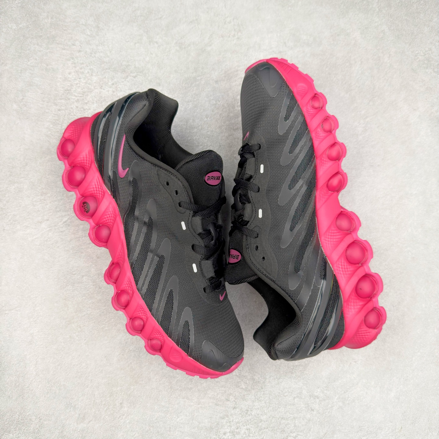 图片[3]-NK Air Max DN8 全掌科技气垫缓震运动跑鞋 FQ7860-019 DN8的核心亮点在于其八腔气垫结构 根据不同部位设定的气压值专为行走设计 提供卓越的舒适感 鞋面的设计让人联想到上世纪90年代末至2000年代初的多款Air Max 中底上系列圆形孔洞引发了热议 不少人将其与竞争品牌的缓震技术进行比较 例如K-SWISS 2010年代初推出的Tubes技 及以多孔鞋底闻名的品牌 尺码：36 36.5 37.5 38 38.5 39 40 40.5 41 42 42.5 43 44 44.5 45-选品中心