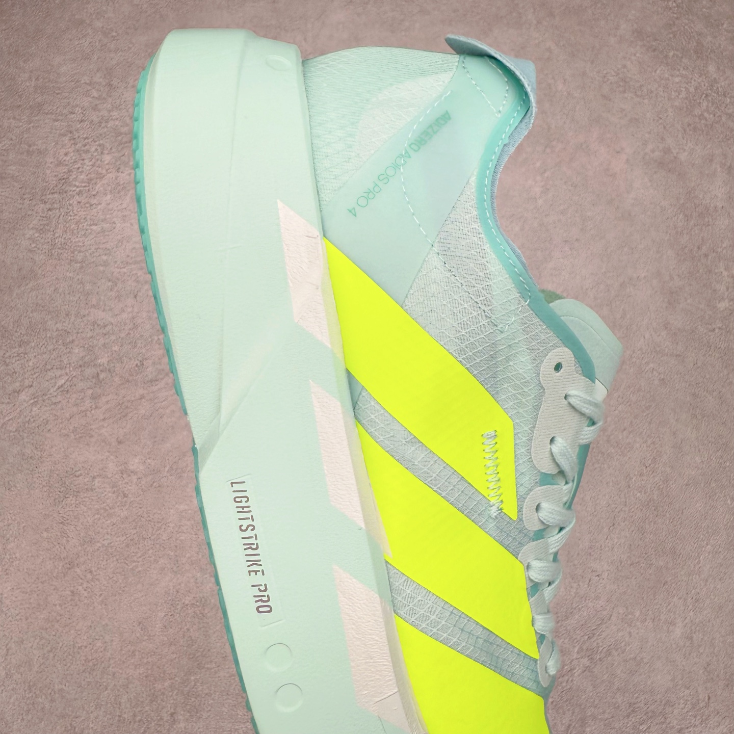 图片[6]-AD Adizero Adios Pro 4 马拉松竞速专业跑鞋 JR1252 CELERMESH针织网面非常轻薄 纤维间的缝隙很大 可以保证跑步时的透气、排汗效果 鞋舌直接与两侧的内衬和鞋底连接在一起 在跑步过程中不会被鞋舌的左右移动所困扰 在标准鞋带孔的基础上再拓宽一组鞋带孔 适合不同脚型的需求 突破性 EnergyRods 技术，有助于跑者实现更好的成绩 中底独特的LIGHTSTRIKE PRO泡棉材质 微弹感觉在跑步过程中给予了良好的支撑体验 对于顶级精英和高水平进阶跑者来说 ADIOS PRO是一双值得信赖的竞速比赛用鞋 尺码：36 36.5 37.5 38 38.5 39 40 40.5 41 42 42.5 43 44 44.5 45-选品中心