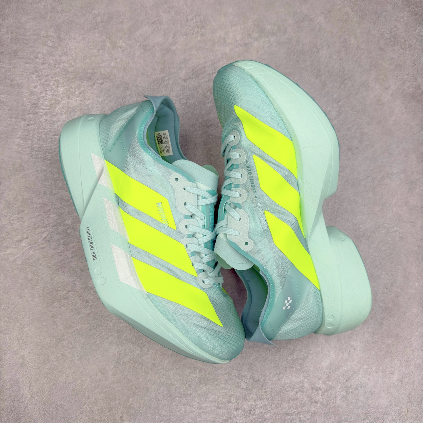 图片[3]-AD Adizero Adios Pro 4 马拉松竞速专业跑鞋 JR1252 CELERMESH针织网面非常轻薄 纤维间的缝隙很大 可以保证跑步时的透气、排汗效果 鞋舌直接与两侧的内衬和鞋底连接在一起 在跑步过程中不会被鞋舌的左右移动所困扰 在标准鞋带孔的基础上再拓宽一组鞋带孔 适合不同脚型的需求 突破性 EnergyRods 技术，有助于跑者实现更好的成绩 中底独特的LIGHTSTRIKE PRO泡棉材质 微弹感觉在跑步过程中给予了良好的支撑体验 对于顶级精英和高水平进阶跑者来说 ADIOS PRO是一双值得信赖的竞速比赛用鞋 尺码：36 36.5 37.5 38 38.5 39 40 40.5 41 42 42.5 43 44 44.5 45-选品中心