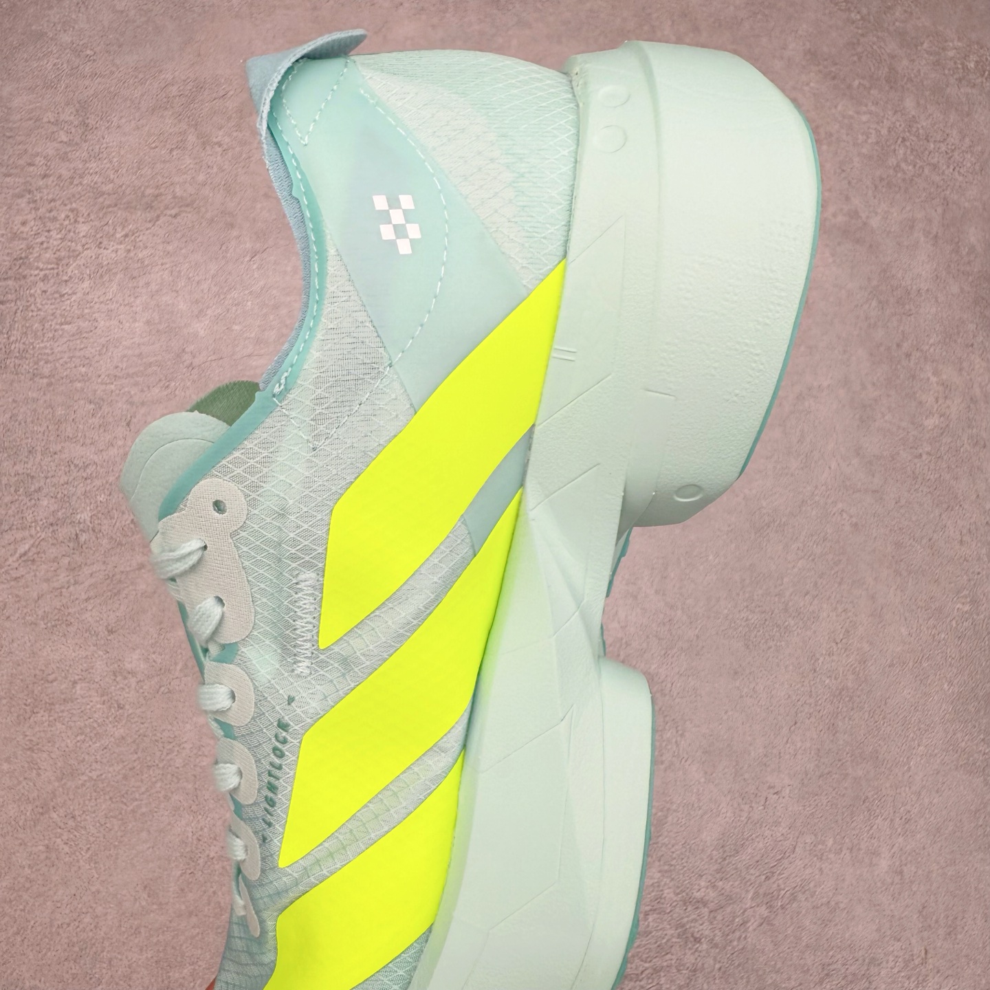 图片[7]-AD Adizero Adios Pro 4 马拉松竞速专业跑鞋 JR1252 CELERMESH针织网面非常轻薄 纤维间的缝隙很大 可以保证跑步时的透气、排汗效果 鞋舌直接与两侧的内衬和鞋底连接在一起 在跑步过程中不会被鞋舌的左右移动所困扰 在标准鞋带孔的基础上再拓宽一组鞋带孔 适合不同脚型的需求 突破性 EnergyRods 技术，有助于跑者实现更好的成绩 中底独特的LIGHTSTRIKE PRO泡棉材质 微弹感觉在跑步过程中给予了良好的支撑体验 对于顶级精英和高水平进阶跑者来说 ADIOS PRO是一双值得信赖的竞速比赛用鞋 尺码：36 36.5 37.5 38 38.5 39 40 40.5 41 42 42.5 43 44 44.5 45-选品中心