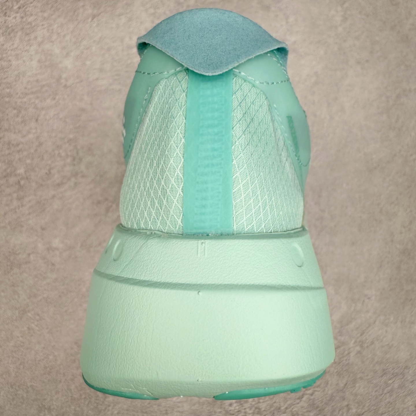 图片[8]-AD Adizero Adios Pro 4 马拉松竞速专业跑鞋 JR1252 CELERMESH针织网面非常轻薄 纤维间的缝隙很大 可以保证跑步时的透气、排汗效果 鞋舌直接与两侧的内衬和鞋底连接在一起 在跑步过程中不会被鞋舌的左右移动所困扰 在标准鞋带孔的基础上再拓宽一组鞋带孔 适合不同脚型的需求 突破性 EnergyRods 技术，有助于跑者实现更好的成绩 中底独特的LIGHTSTRIKE PRO泡棉材质 微弹感觉在跑步过程中给予了良好的支撑体验 对于顶级精英和高水平进阶跑者来说 ADIOS PRO是一双值得信赖的竞速比赛用鞋 尺码：36 36.5 37.5 38 38.5 39 40 40.5 41 42 42.5 43 44 44.5 45-选品中心