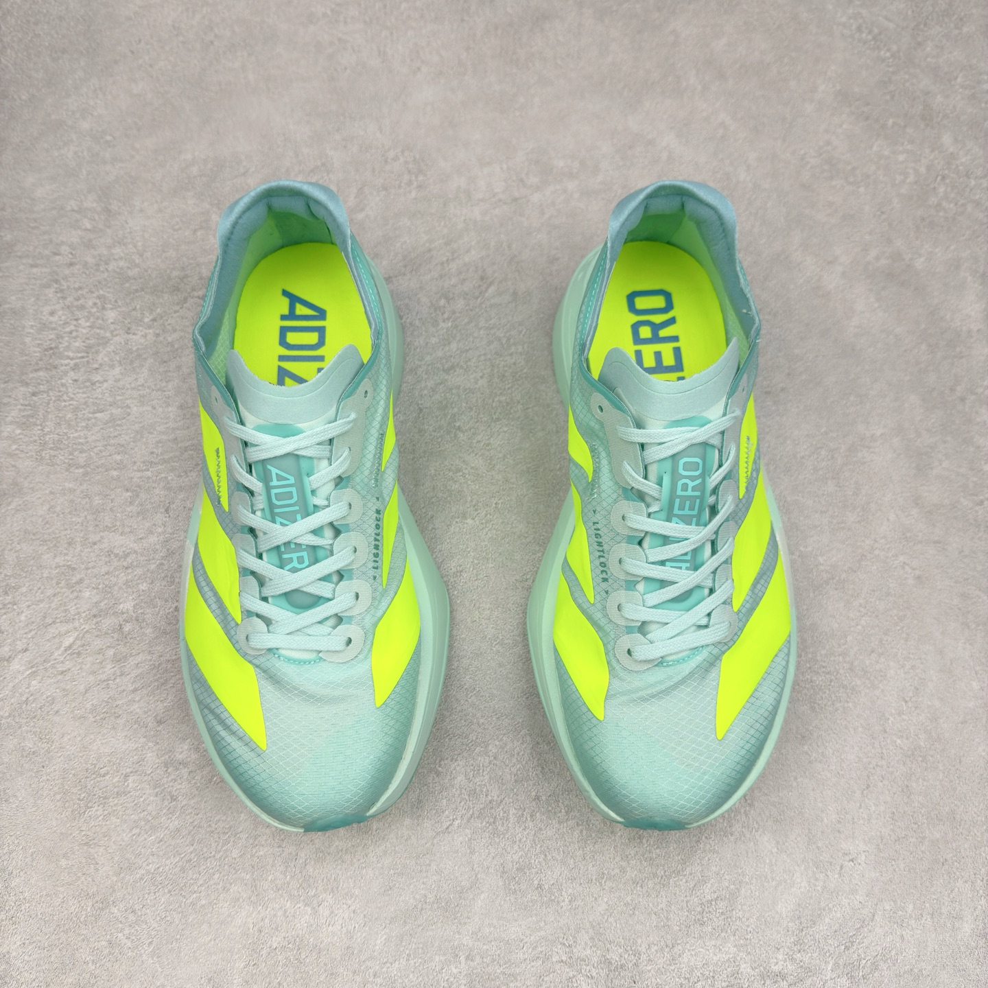 图片[2]-AD Adizero Adios Pro 4 马拉松竞速专业跑鞋 JR1252 CELERMESH针织网面非常轻薄 纤维间的缝隙很大 可以保证跑步时的透气、排汗效果 鞋舌直接与两侧的内衬和鞋底连接在一起 在跑步过程中不会被鞋舌的左右移动所困扰 在标准鞋带孔的基础上再拓宽一组鞋带孔 适合不同脚型的需求 突破性 EnergyRods 技术，有助于跑者实现更好的成绩 中底独特的LIGHTSTRIKE PRO泡棉材质 微弹感觉在跑步过程中给予了良好的支撑体验 对于顶级精英和高水平进阶跑者来说 ADIOS PRO是一双值得信赖的竞速比赛用鞋 尺码：36 36.5 37.5 38 38.5 39 40 40.5 41 42 42.5 43 44 44.5 45-选品中心