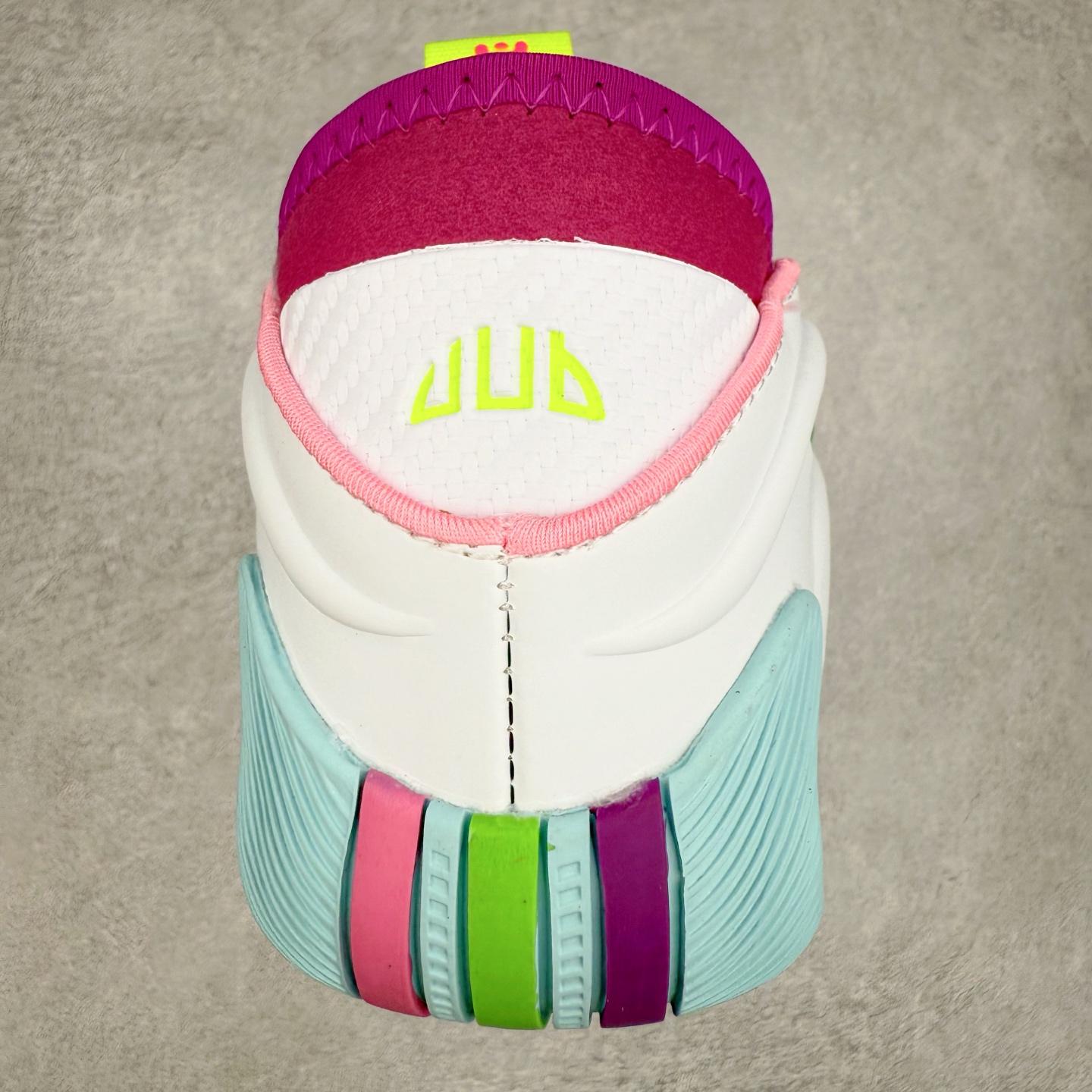 图片[8]-AD Harden Vol. 9 哈登九代签名篮球鞋 以来极具未来感与复古风格的简洁设计语言，贯彻了 James Harden 本人在球场内外秉持的「Under No One」的态度与个性。鞋形轮廓采用了流线型设计，且没有多余的线条或元素，营造出一种极具速度感的视觉印象；鞋侧的三条纹在这次则是以野兽抓痕般的形态呈现，进一步强化了鞋款的战斗氛围的同时，更带来强烈的科幻感与战斗氛围。鞋身两侧的三条纹，不仅传达蕴含战斗气息的视觉美感，亦巧妙融入透气板设计提升穿着体验，在激烈赛况中兼顾轻质舒适与时尚气息；在中底部分则采用全掌 Lightboost 科技结合 Y 型抗扭片，为赛场提供轻量化的脚感与卓越的缓震回弹支持；大底分区纹路与外底上翻设计进一步强化抓地力，无论是在变向、突破还是起跳时都能够提供稳固的支撑，满足复杂赛场需求。除了将实战性能与时尚元素融合，Harden Vol 9 亦帮助提升球员的赛场表现的同时，也在场外传递 James Harden 不断进化，不断提升自我的无畏风格。尺码：40 40.5 41 42 42.5 43 44 44.5 45 46-选品中心