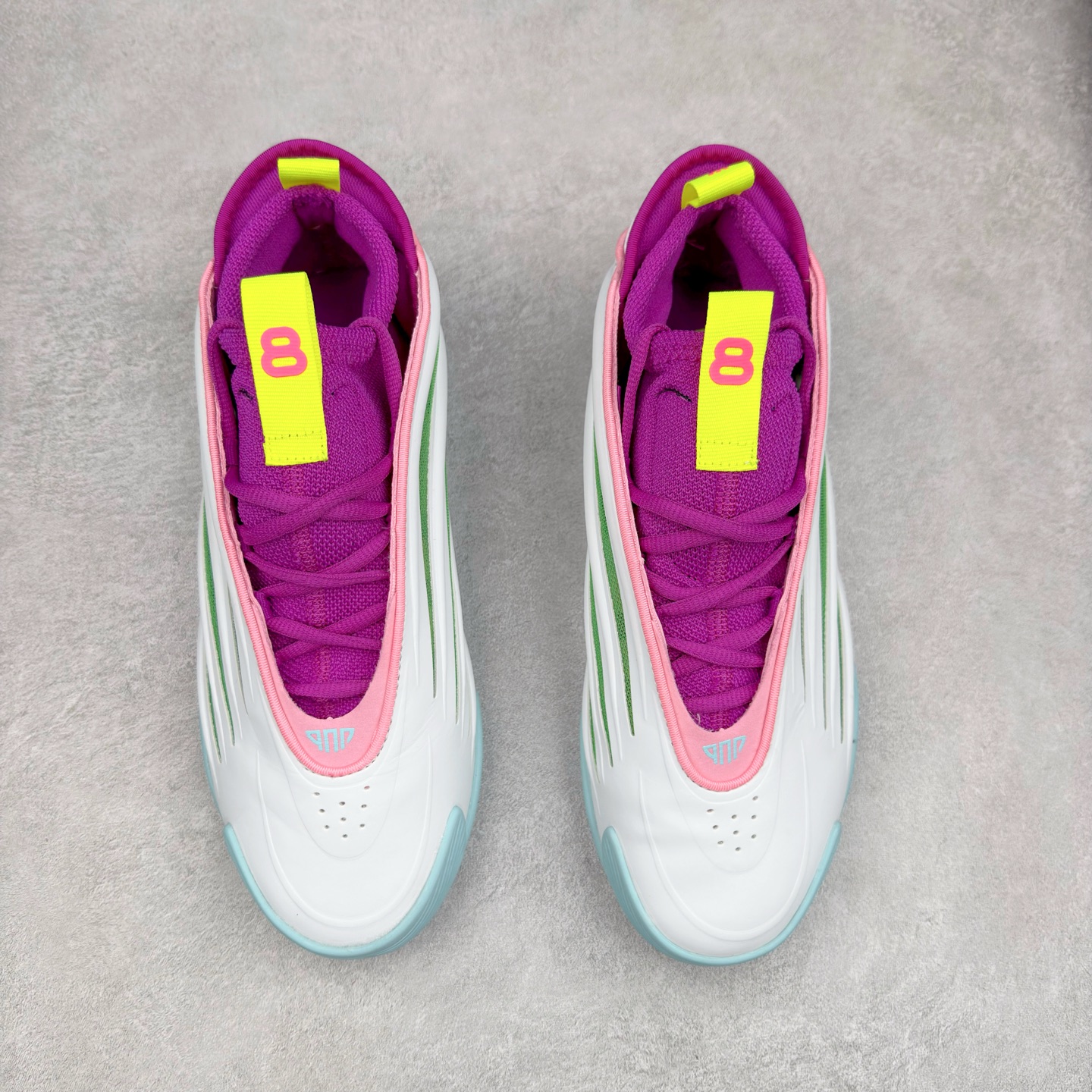 图片[2]-AD Harden Vol. 9 哈登九代签名篮球鞋 以来极具未来感与复古风格的简洁设计语言，贯彻了 James Harden 本人在球场内外秉持的「Under No One」的态度与个性。鞋形轮廓采用了流线型设计，且没有多余的线条或元素，营造出一种极具速度感的视觉印象；鞋侧的三条纹在这次则是以野兽抓痕般的形态呈现，进一步强化了鞋款的战斗氛围的同时，更带来强烈的科幻感与战斗氛围。鞋身两侧的三条纹，不仅传达蕴含战斗气息的视觉美感，亦巧妙融入透气板设计提升穿着体验，在激烈赛况中兼顾轻质舒适与时尚气息；在中底部分则采用全掌 Lightboost 科技结合 Y 型抗扭片，为赛场提供轻量化的脚感与卓越的缓震回弹支持；大底分区纹路与外底上翻设计进一步强化抓地力，无论是在变向、突破还是起跳时都能够提供稳固的支撑，满足复杂赛场需求。除了将实战性能与时尚元素融合，Harden Vol 9 亦帮助提升球员的赛场表现的同时，也在场外传递 James Harden 不断进化，不断提升自我的无畏风格。尺码：40 40.5 41 42 42.5 43 44 44.5 45 46-选品中心