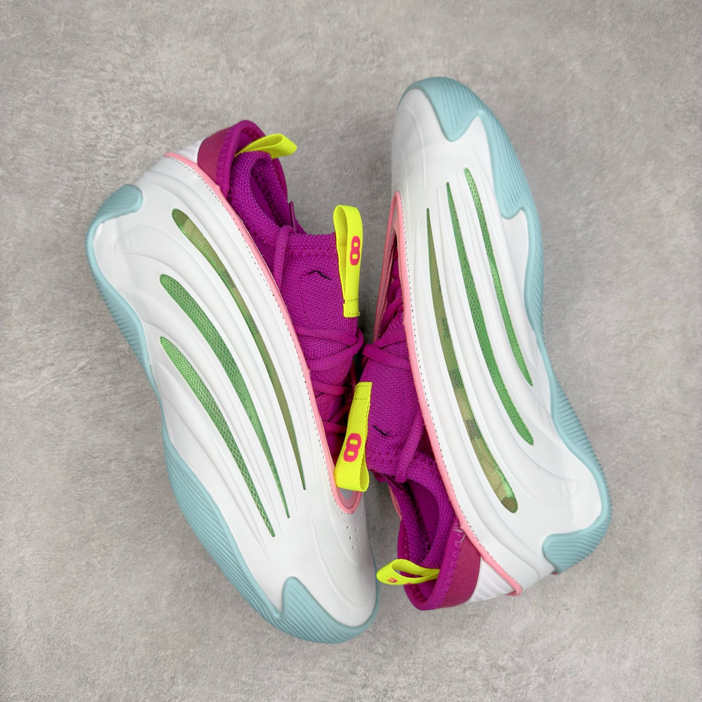 图片[3]-AD Harden Vol. 9 哈登九代签名篮球鞋 以来极具未来感与复古风格的简洁设计语言，贯彻了 James Harden 本人在球场内外秉持的「Under No One」的态度与个性。鞋形轮廓采用了流线型设计，且没有多余的线条或元素，营造出一种极具速度感的视觉印象；鞋侧的三条纹在这次则是以野兽抓痕般的形态呈现，进一步强化了鞋款的战斗氛围的同时，更带来强烈的科幻感与战斗氛围。鞋身两侧的三条纹，不仅传达蕴含战斗气息的视觉美感，亦巧妙融入透气板设计提升穿着体验，在激烈赛况中兼顾轻质舒适与时尚气息；在中底部分则采用全掌 Lightboost 科技结合 Y 型抗扭片，为赛场提供轻量化的脚感与卓越的缓震回弹支持；大底分区纹路与外底上翻设计进一步强化抓地力，无论是在变向、突破还是起跳时都能够提供稳固的支撑，满足复杂赛场需求。除了将实战性能与时尚元素融合，Harden Vol 9 亦帮助提升球员的赛场表现的同时，也在场外传递 James Harden 不断进化，不断提升自我的无畏风格。尺码：40 40.5 41 42 42.5 43 44 44.5 45 46-选品中心